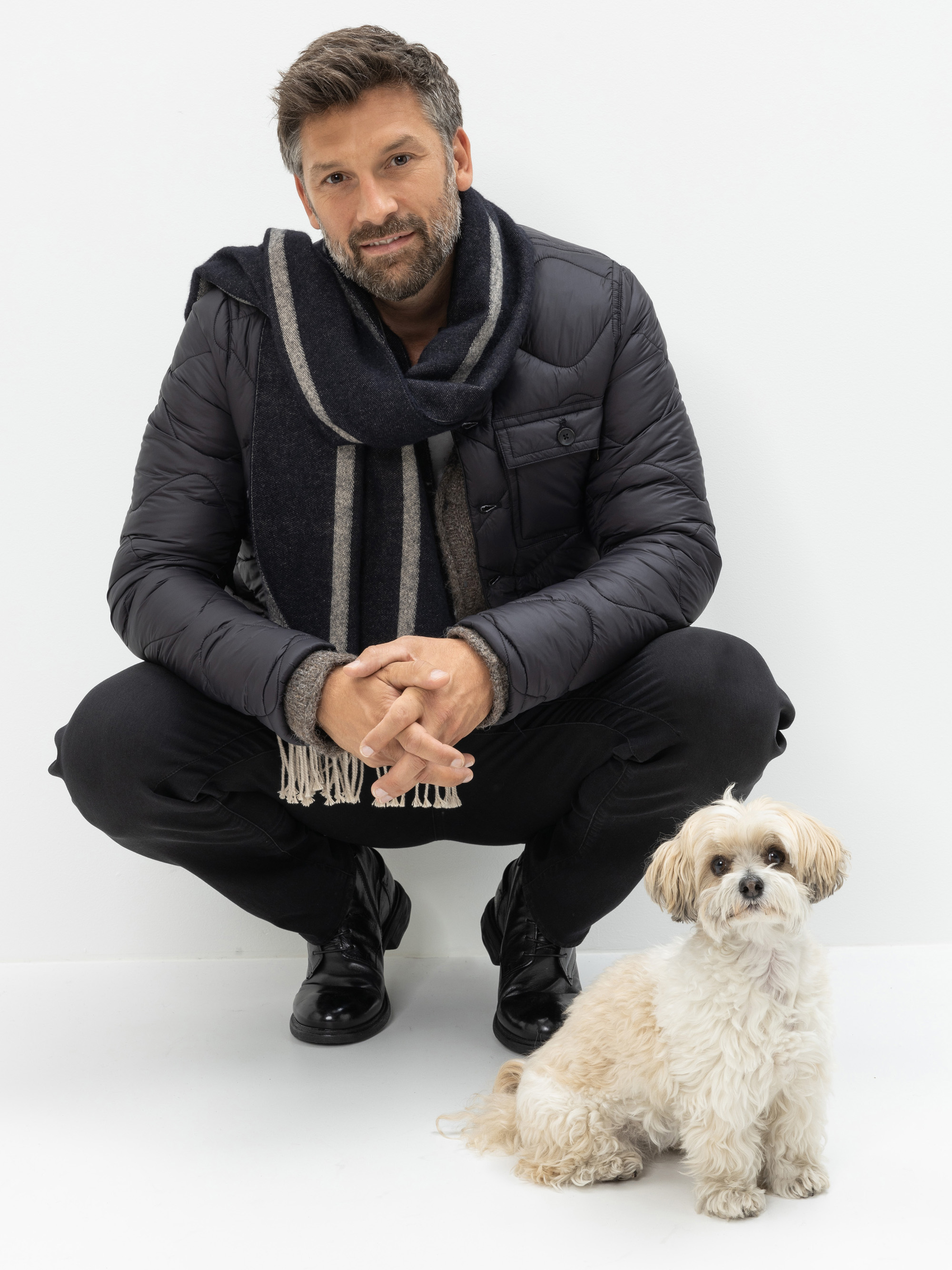 Modell Billy Wollschal mit Schriftzug