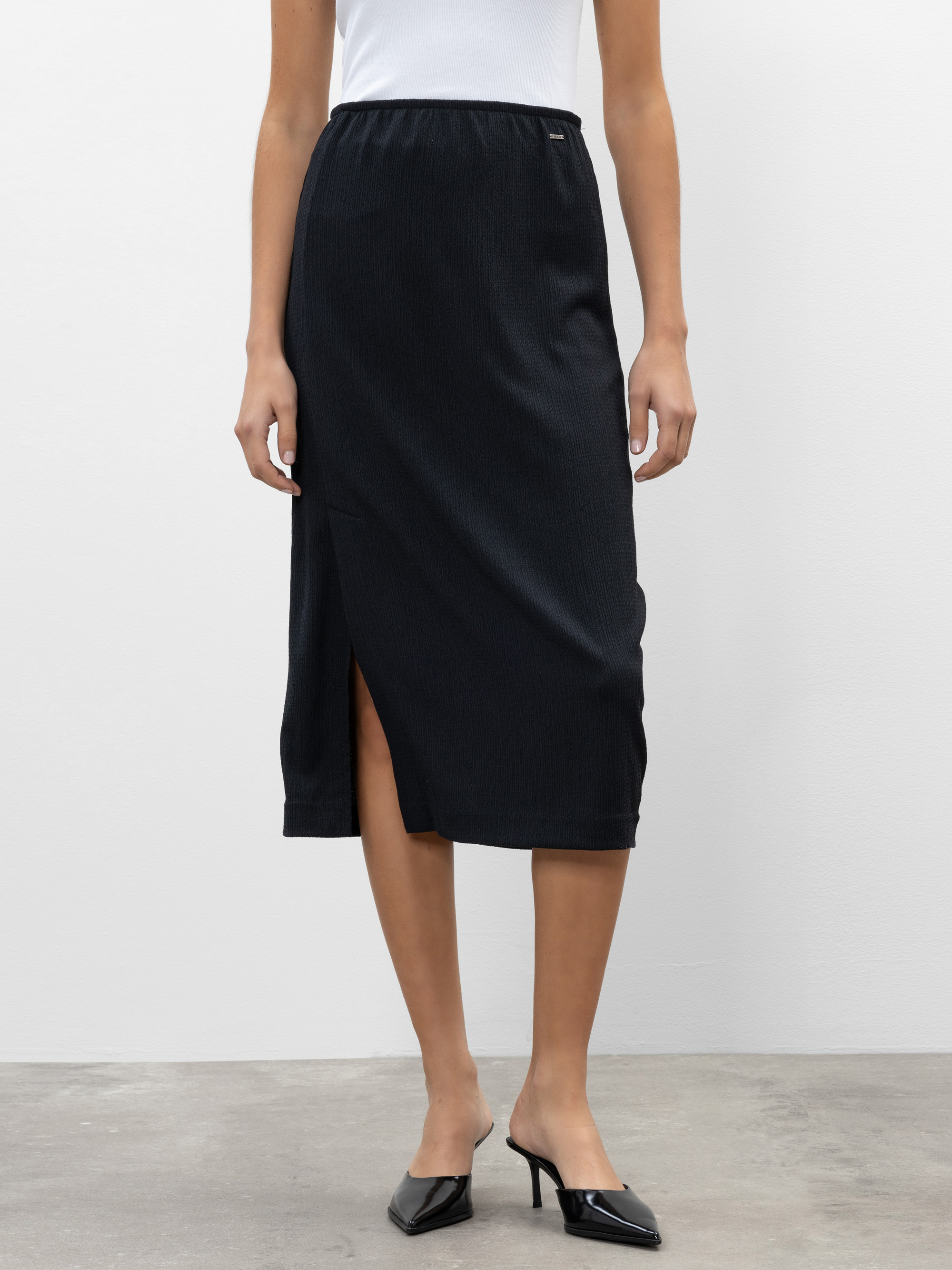 Modell Reiko Rock aus Crinkle Jersey