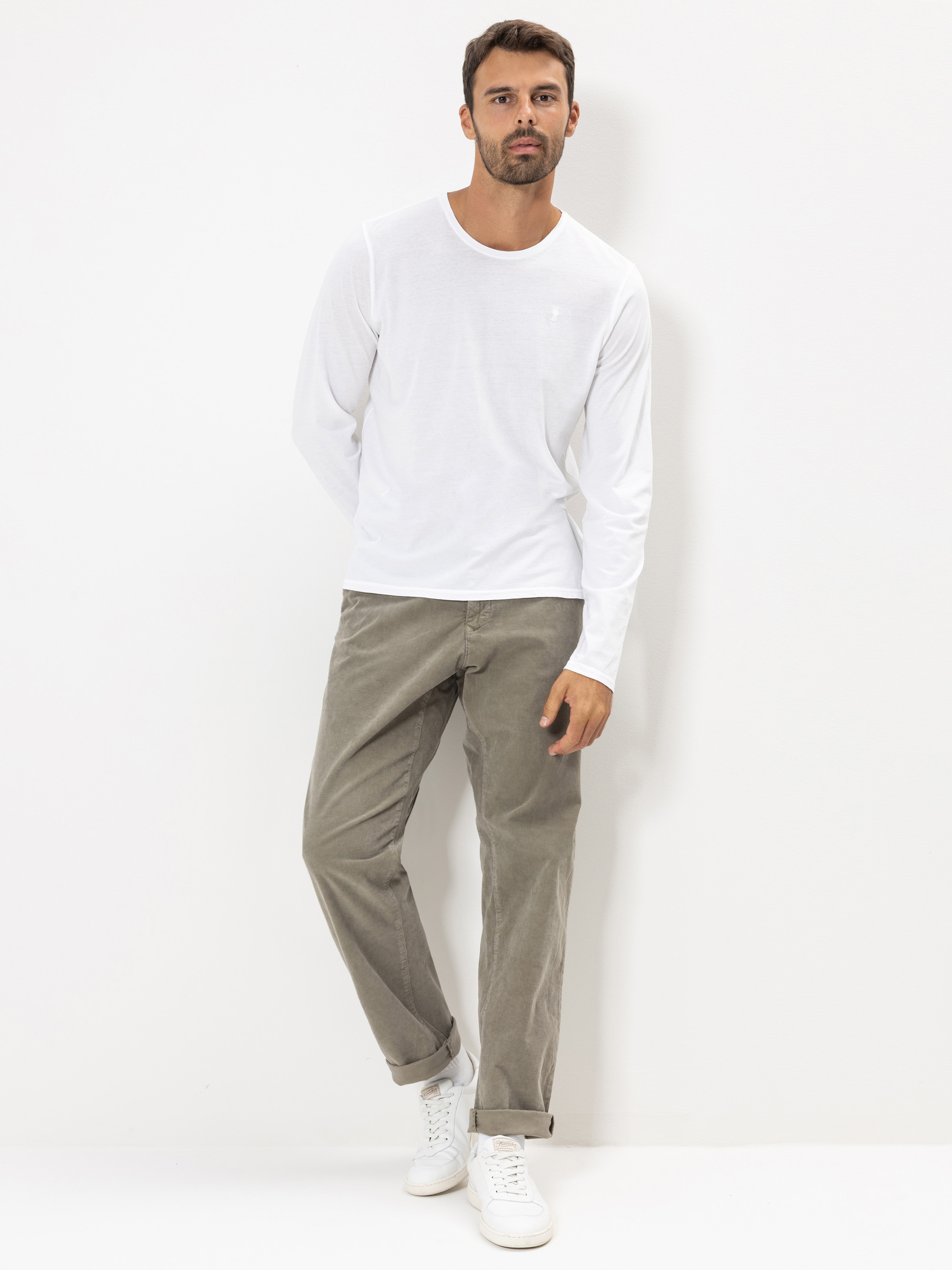 Modell Clifford Cordhose