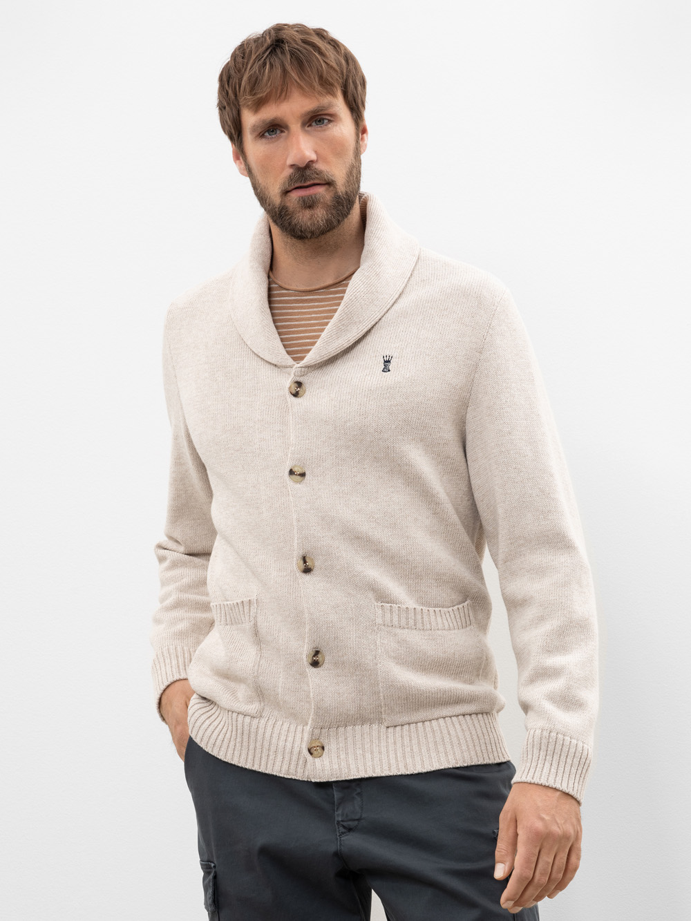 Modell Benno Cardigan mit Schalkragen