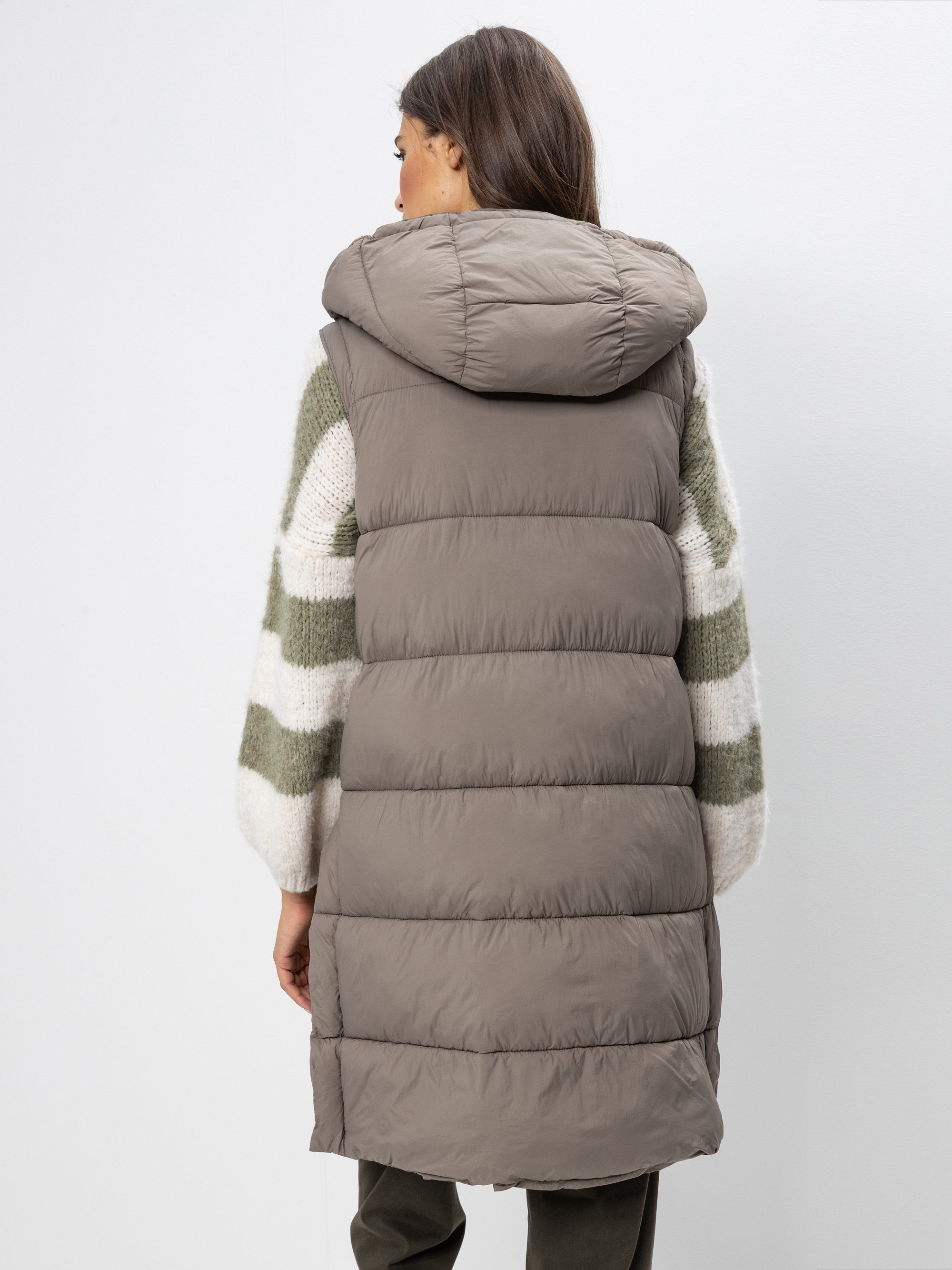 Modell Jaci Steppweste lang mit Kapuze