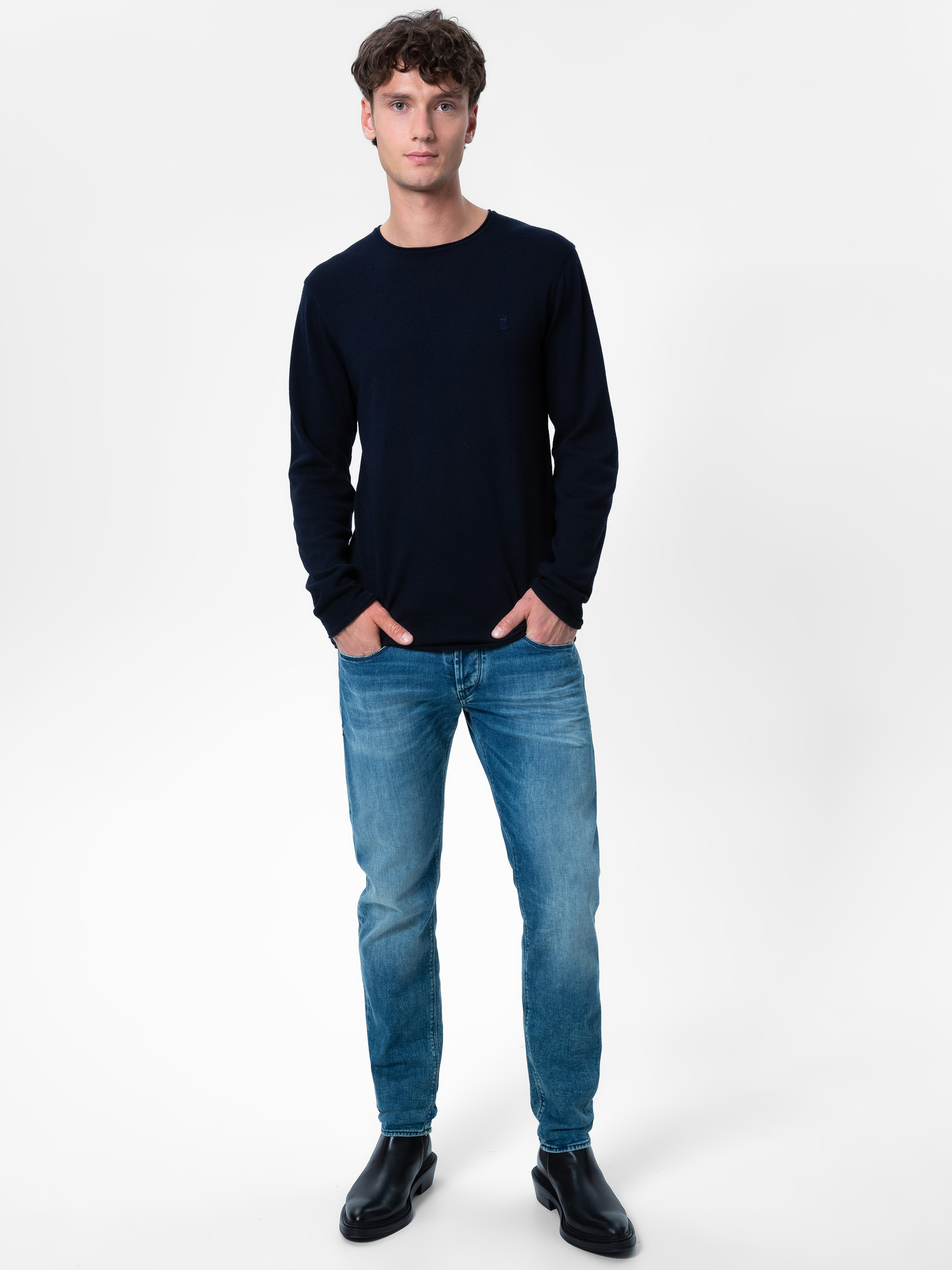 Modell Hero Straight Jeans Cashmere Touch mit Bio-Baumwolle