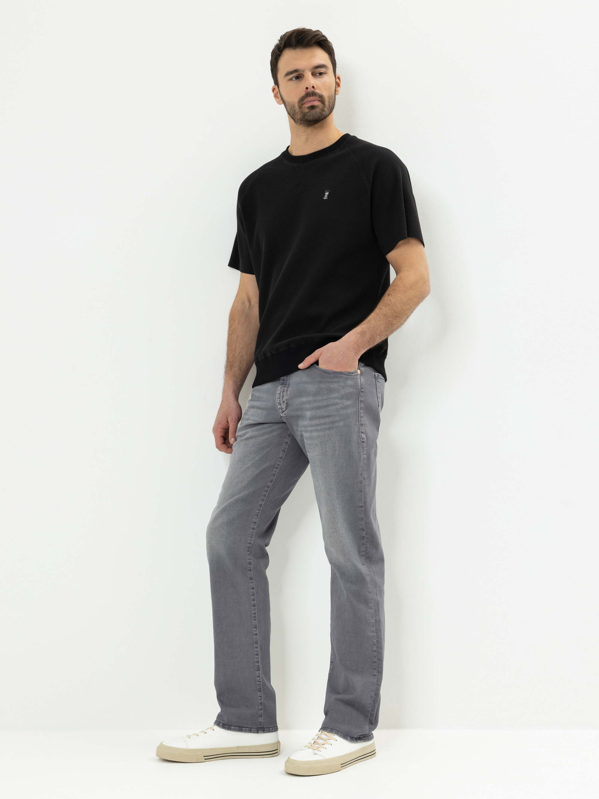 Modell  Tyler Straight Jeans mit Bio-Baumwolle