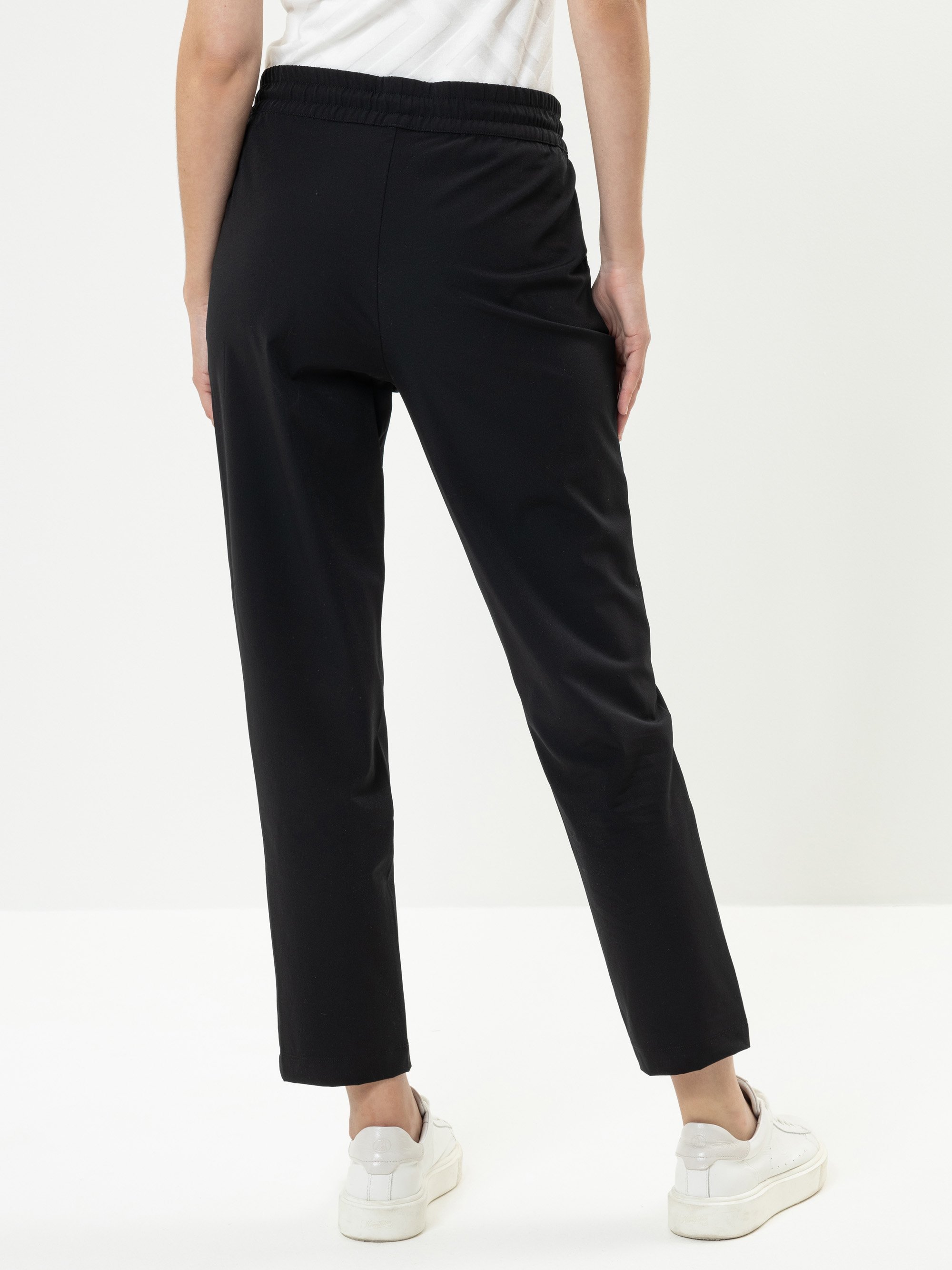 Model Adrea Tech Fibre Slip Pants