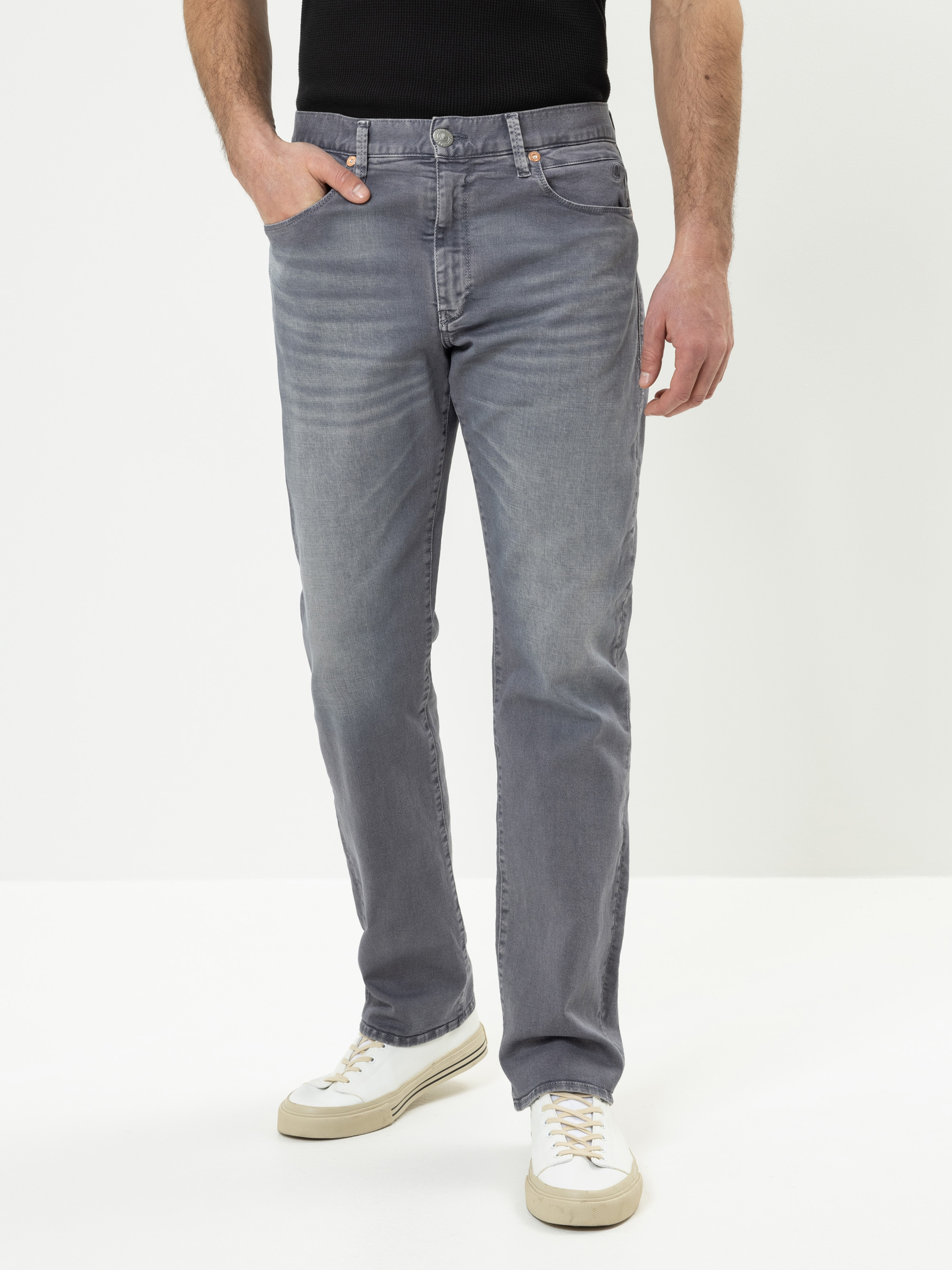 Modell  Tyler Straight Jeans mit Bio-Baumwolle