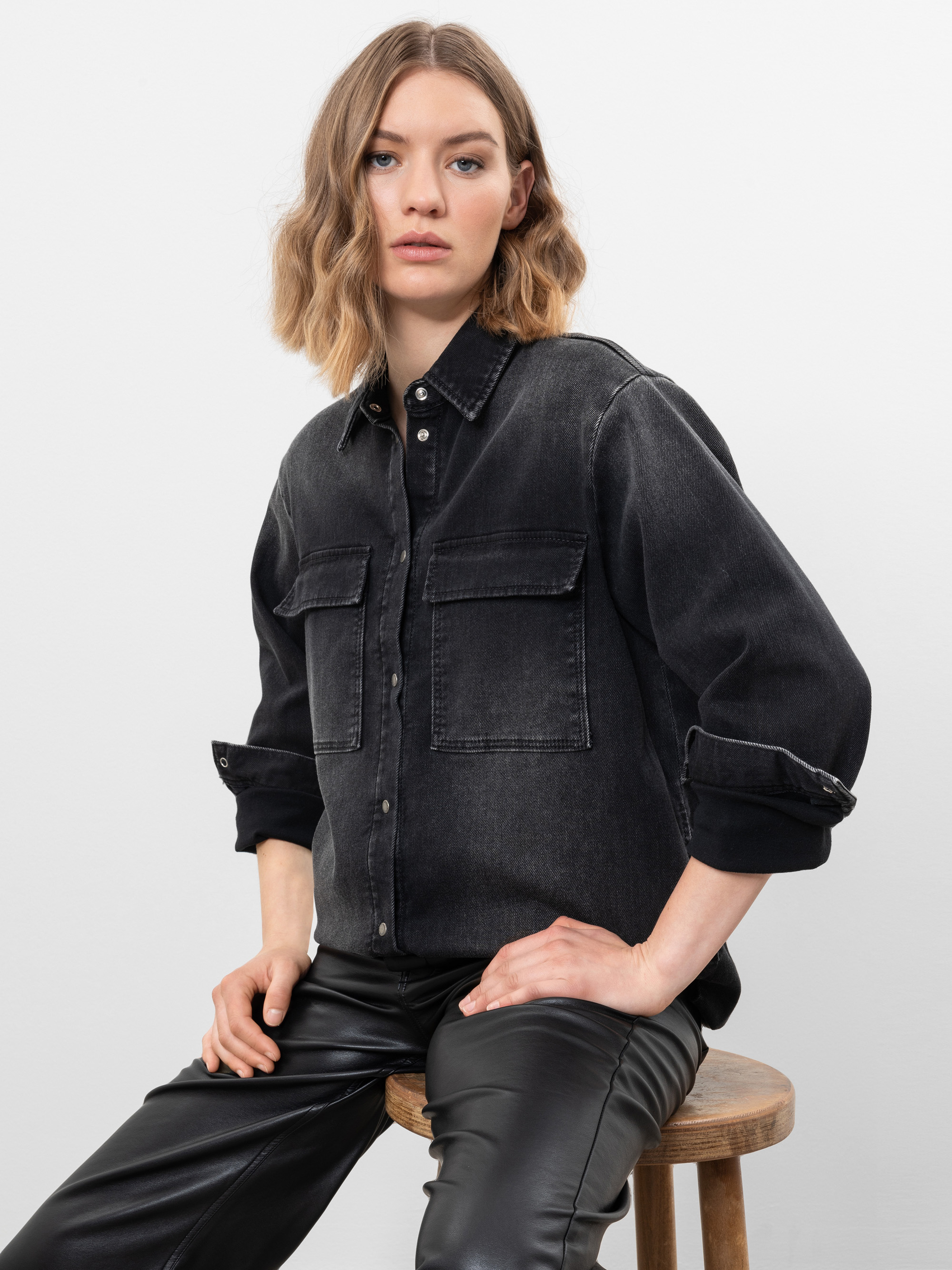 Modell Amazone langes Jeanshemd mit Bio-Baumwolle