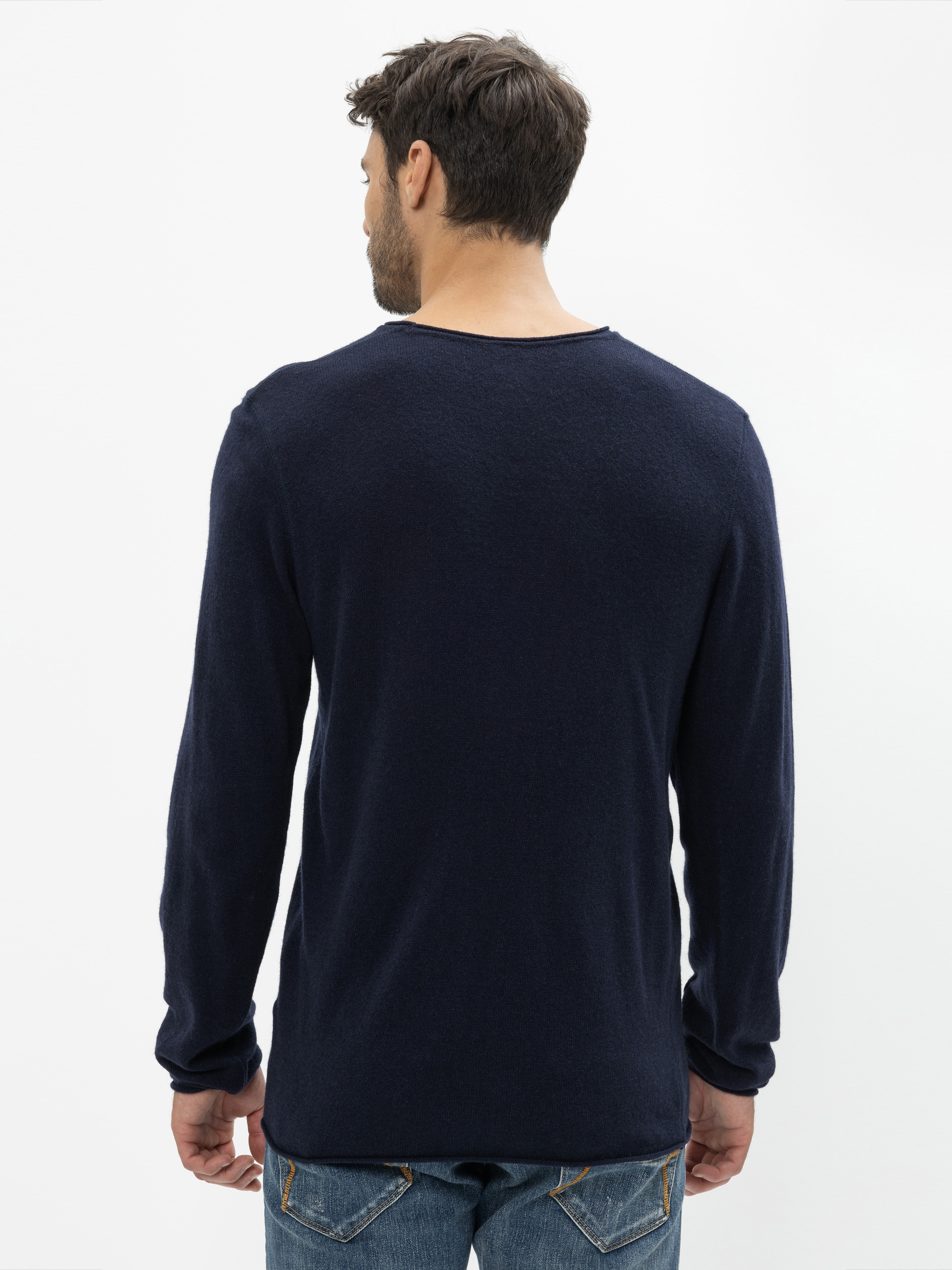 Modell Til Pullover mit recyceltem Kaschmir