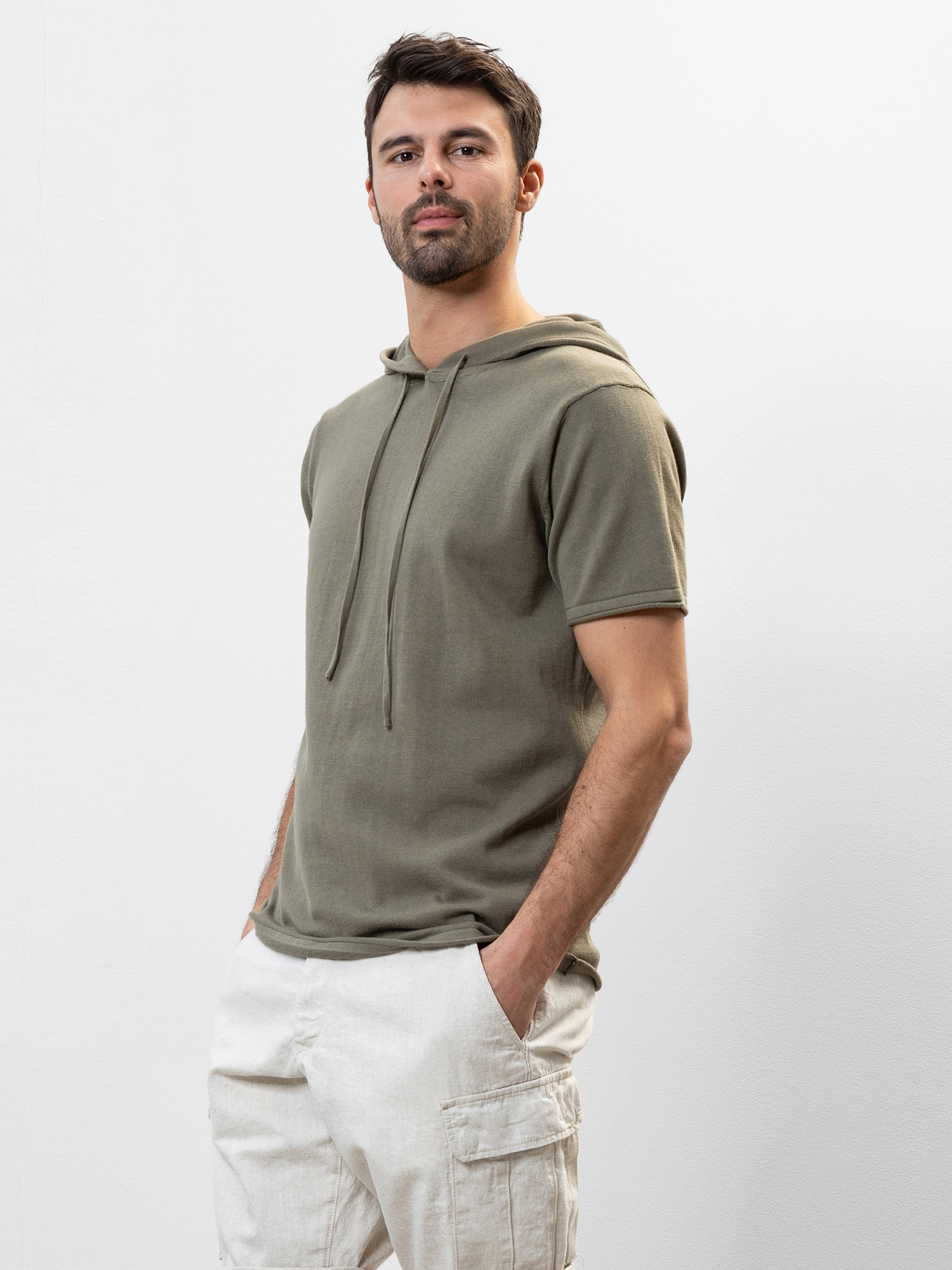 Modell Til Kurzarm Hoodie aus Baumwolle