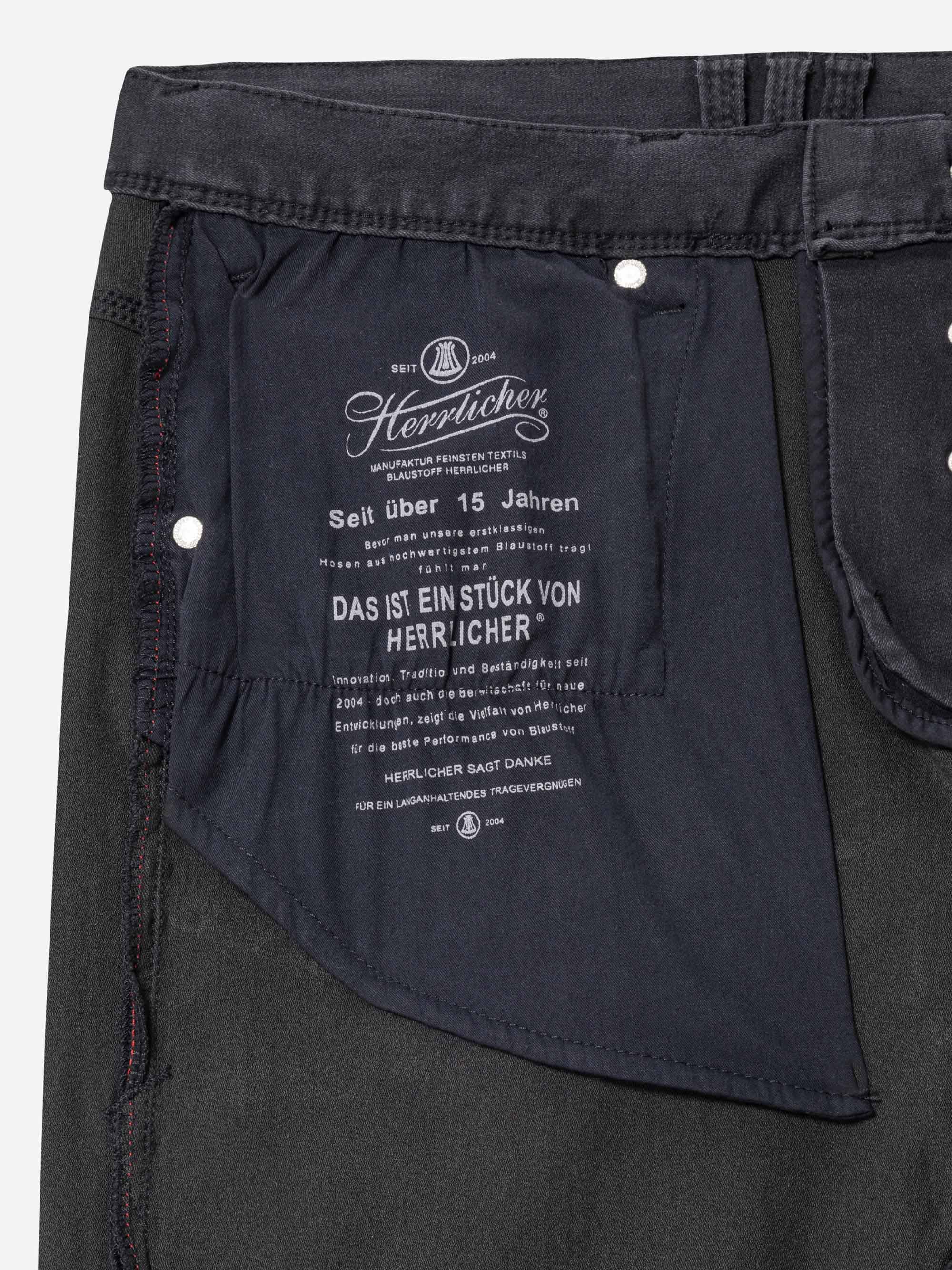 Modell Trade Slim Jeans aus Reused Denim