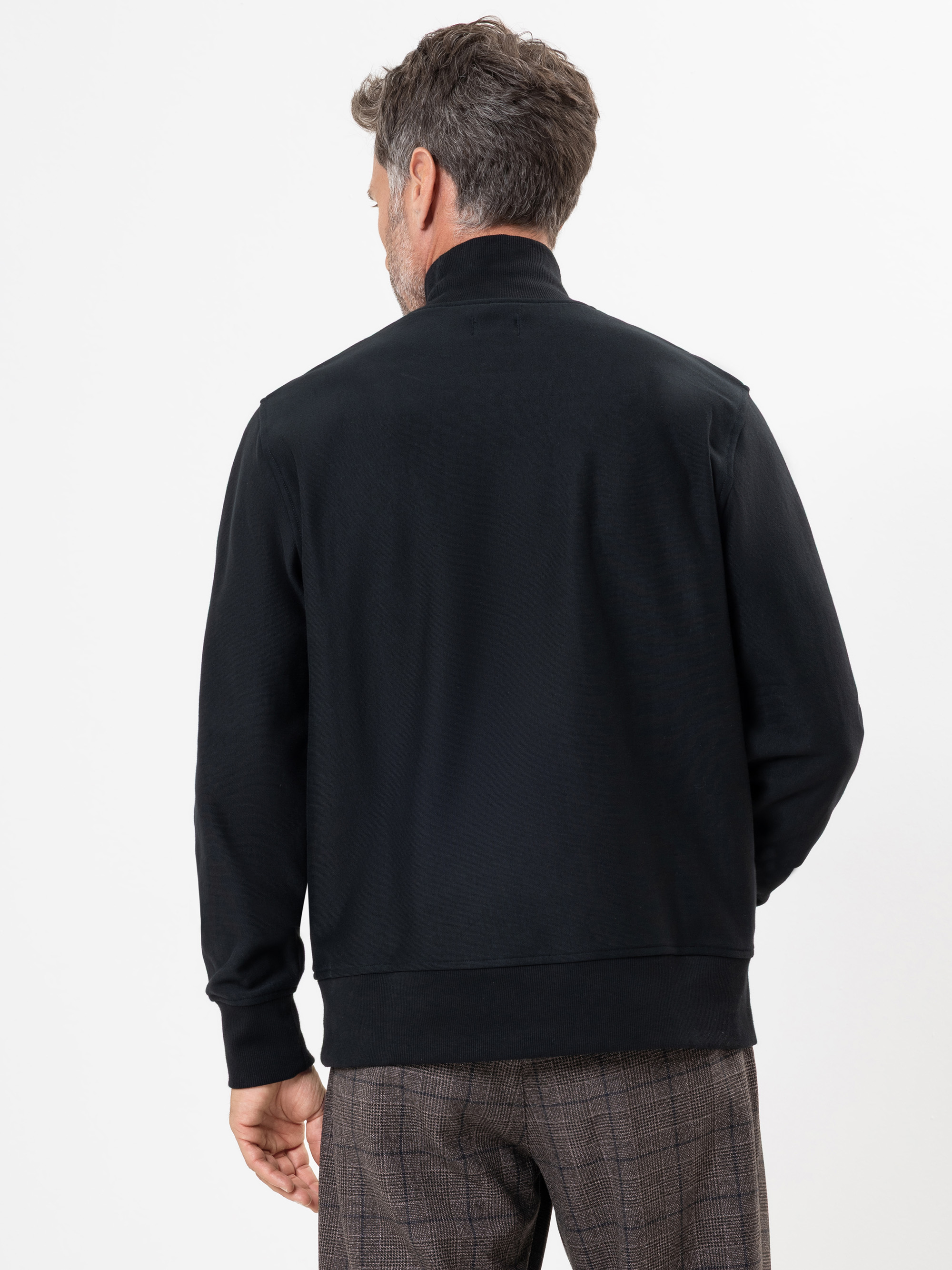 Modell  Edvardo Sweatshirt mit hohem Kragen