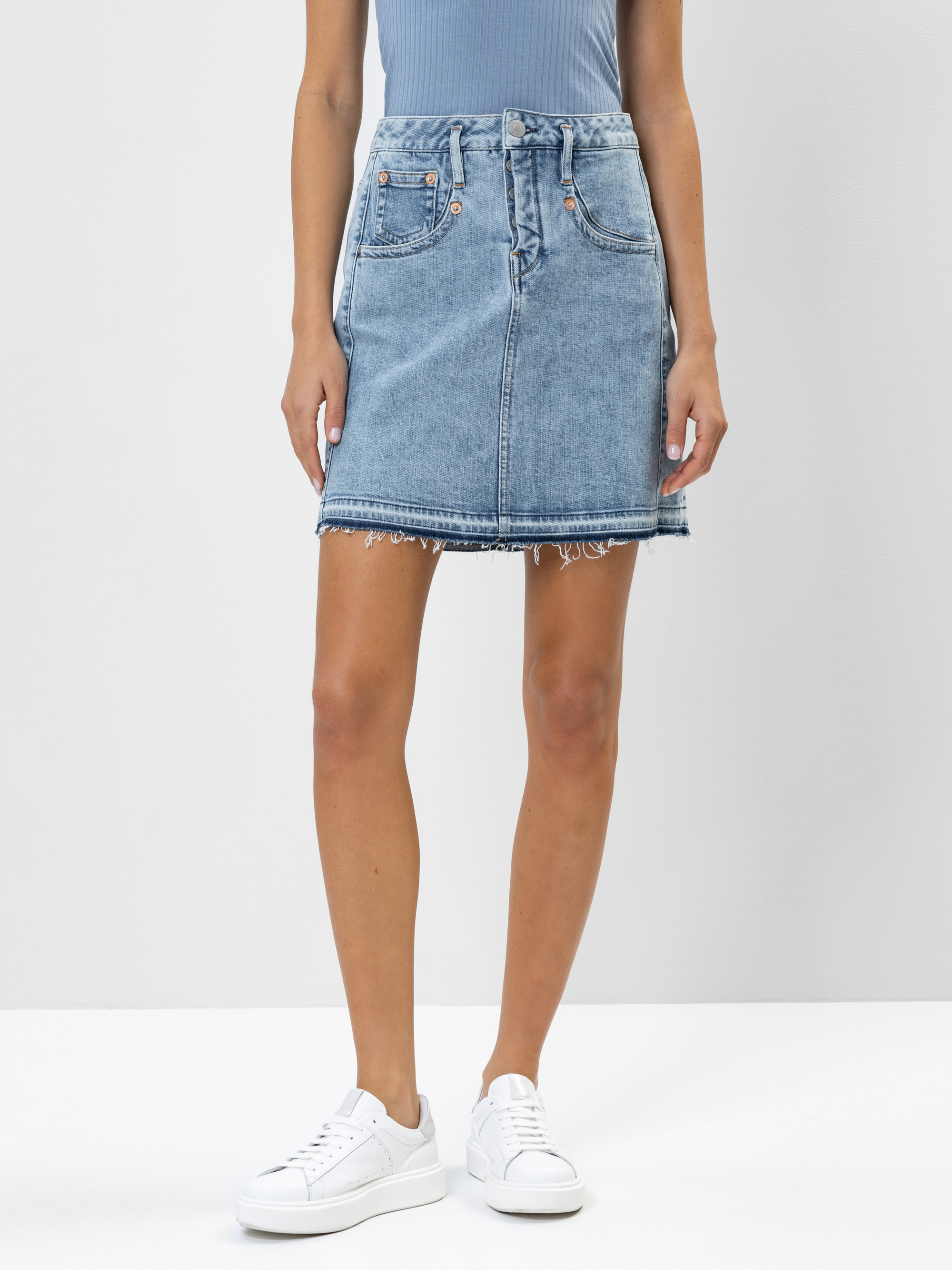 Modell Shyra Jeansrock mit recycelter Baumwolle