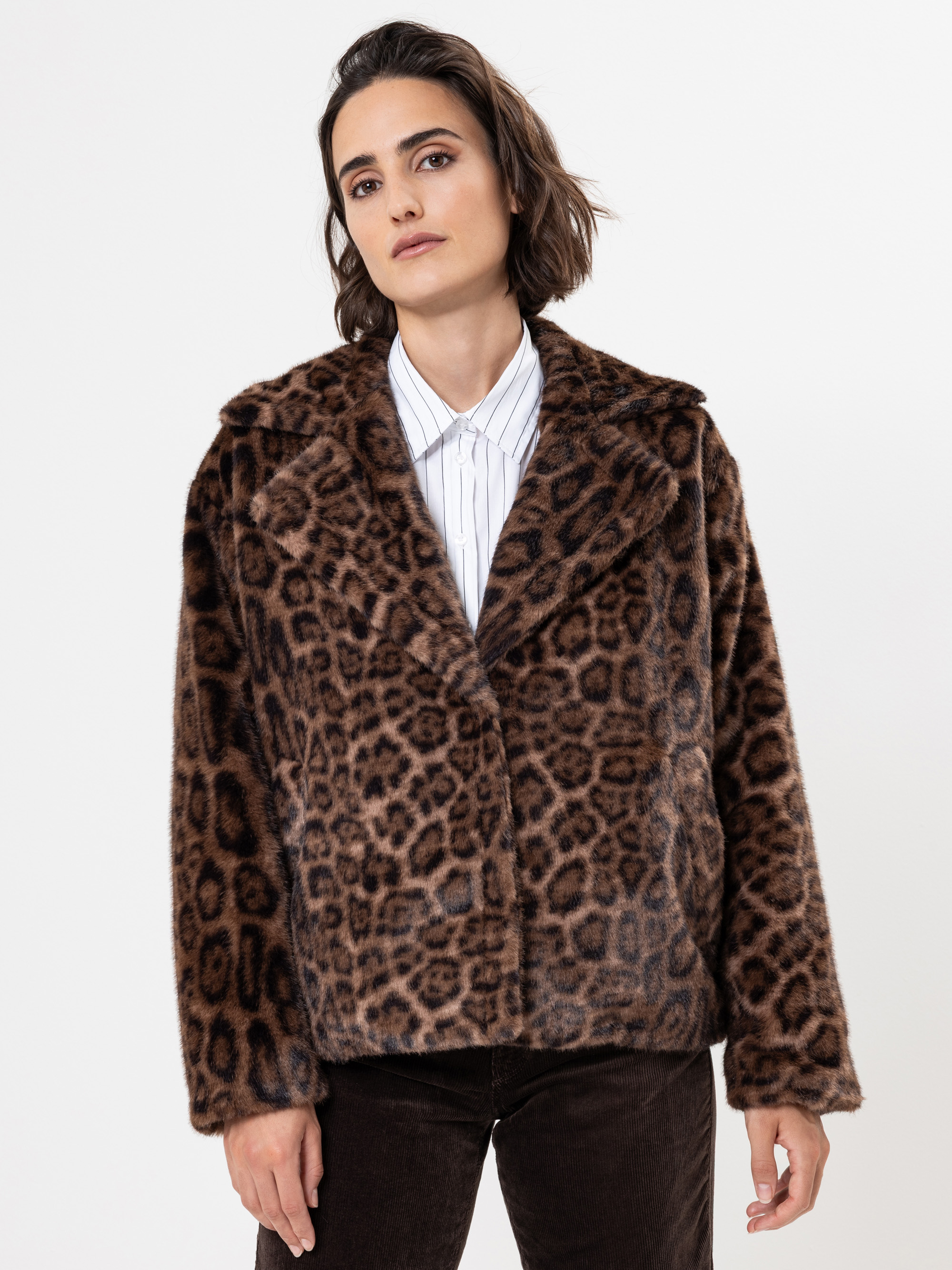 Modell Tanny Felljacke mit Leomuster