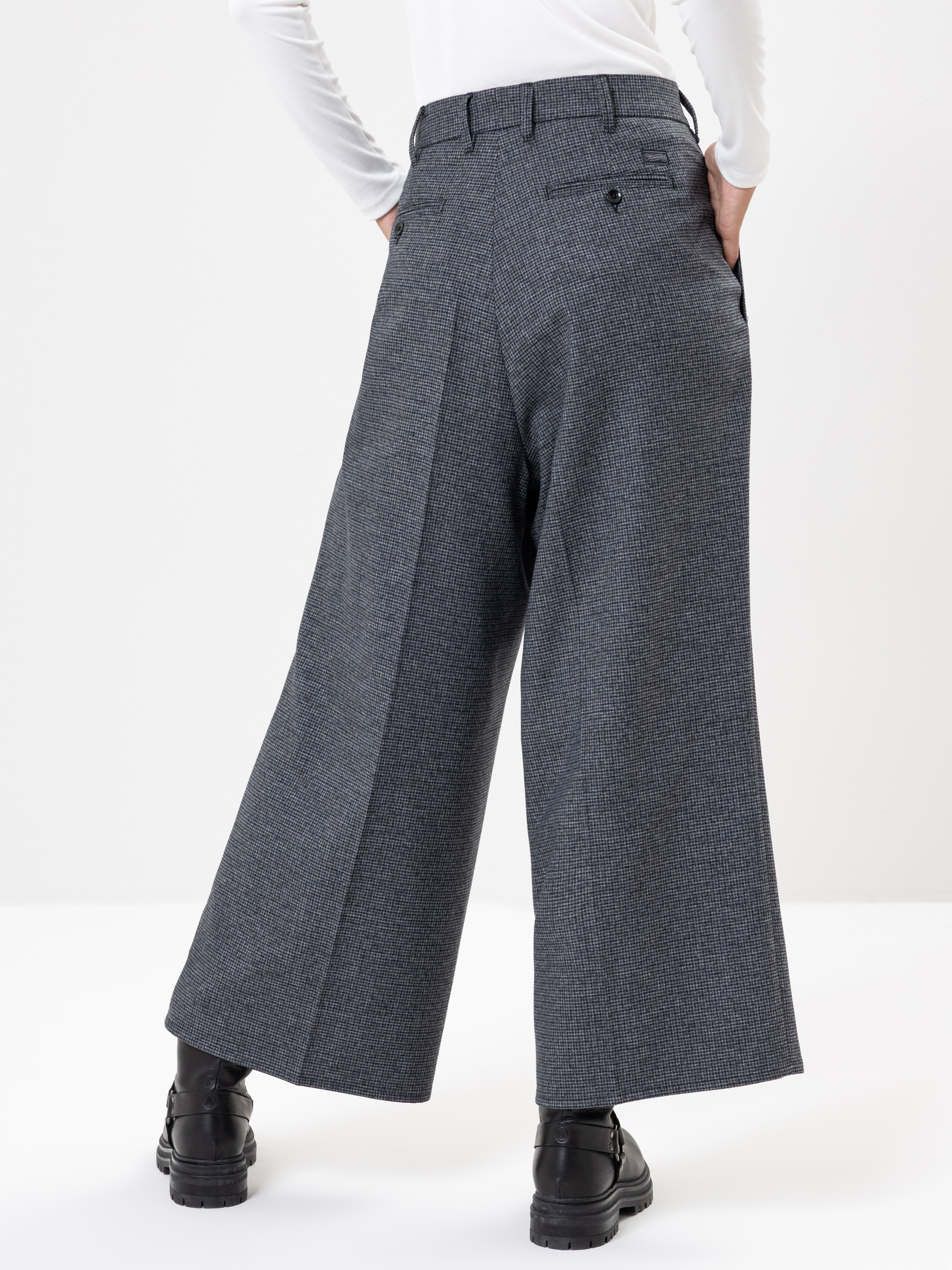 Modell Narzissa Hose mit Bundfalten kariert