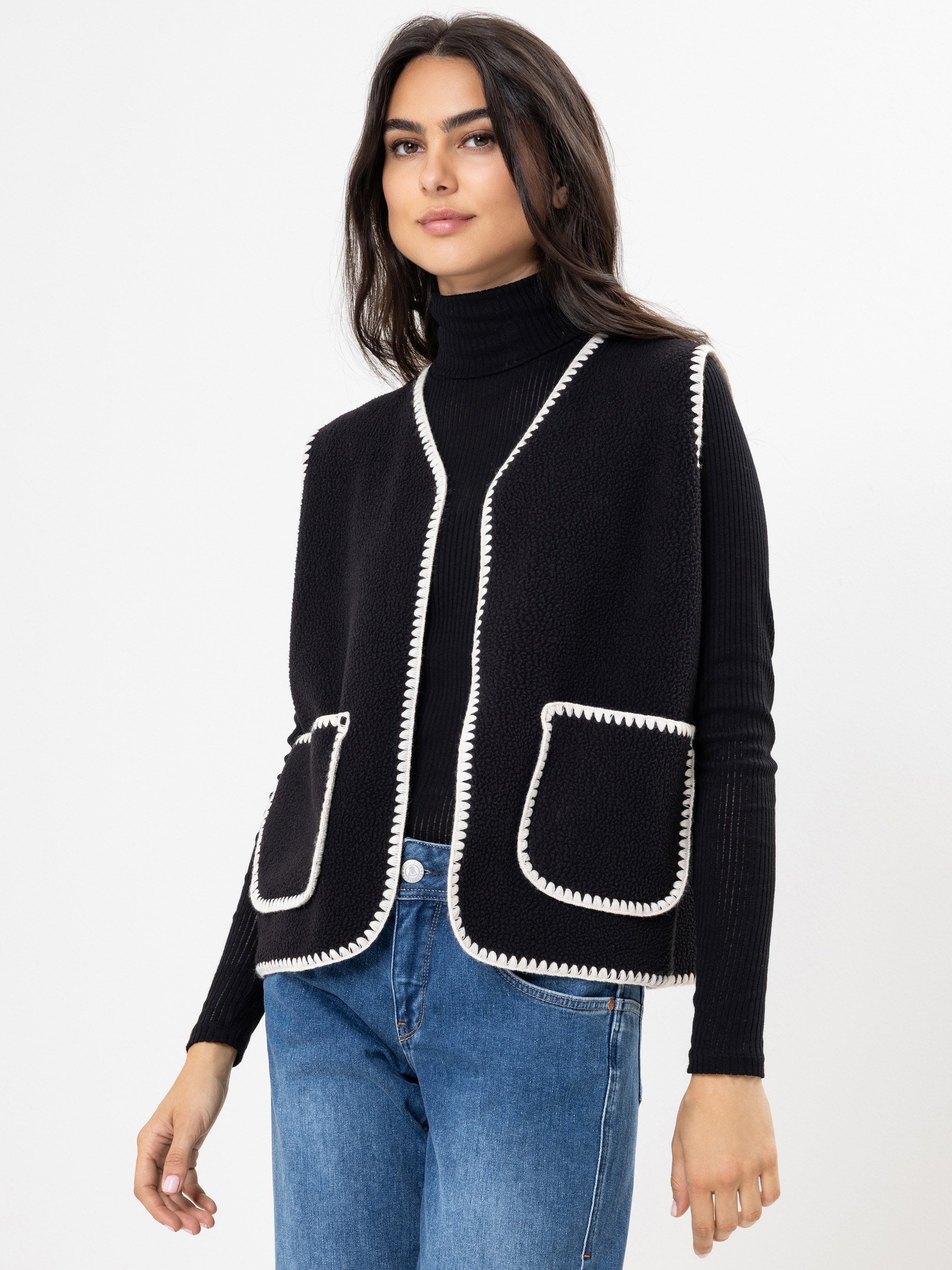 Modell Wika Sherling Weste aus veganem Leder