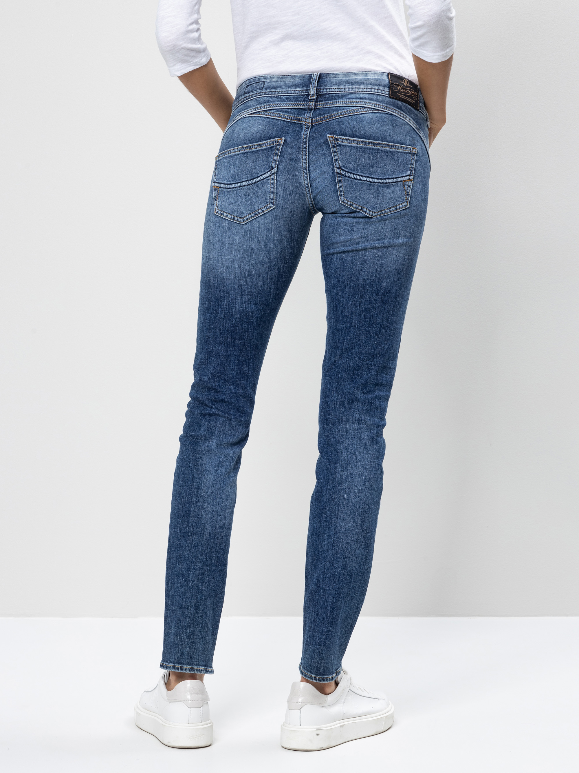 Modell Gila Slim Jeans mit recycelter Baumwolle