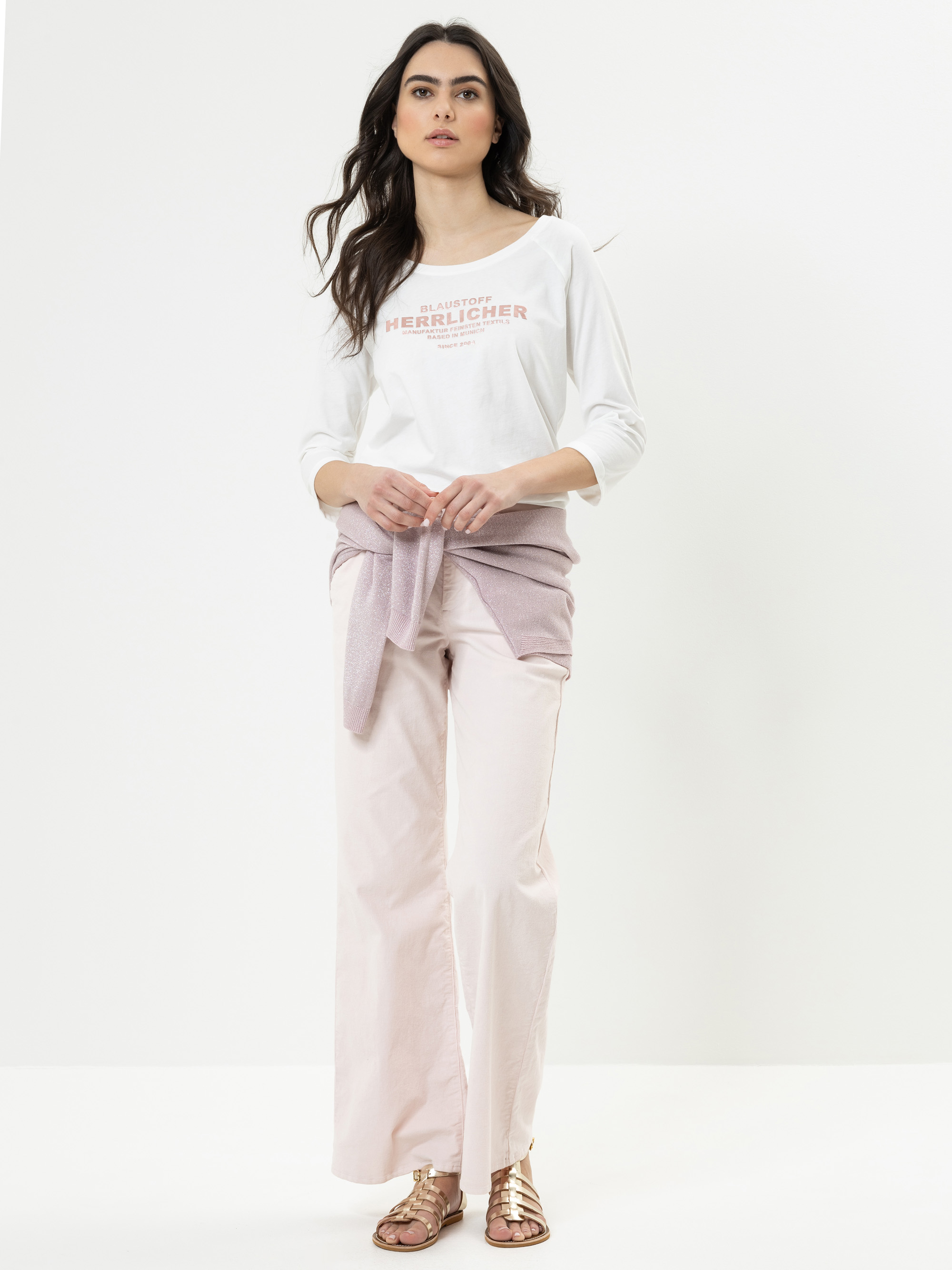 Modell  Angelika Shirt mit Glanzprint