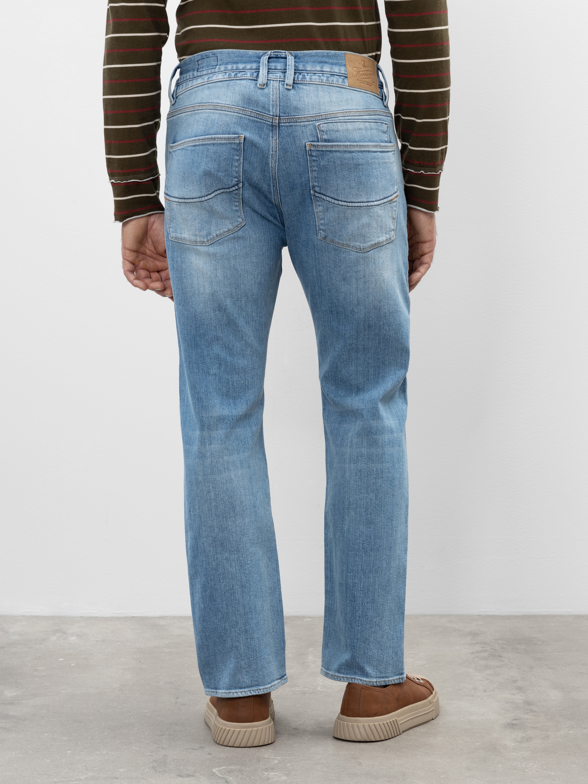 Modell Tucker Wide Jeans aus Reused Denim
