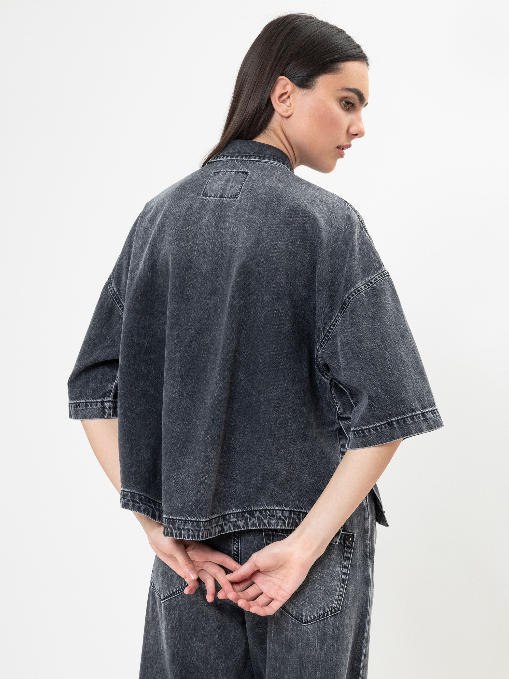 Modell Tegan Jeanshemd