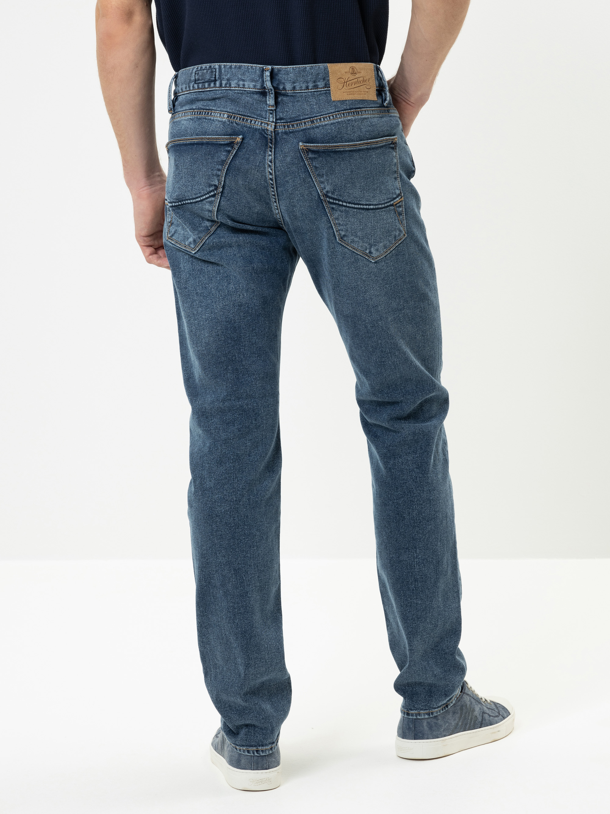 Modell Tyler Tapered Jeans mit recycelter Baumwolle