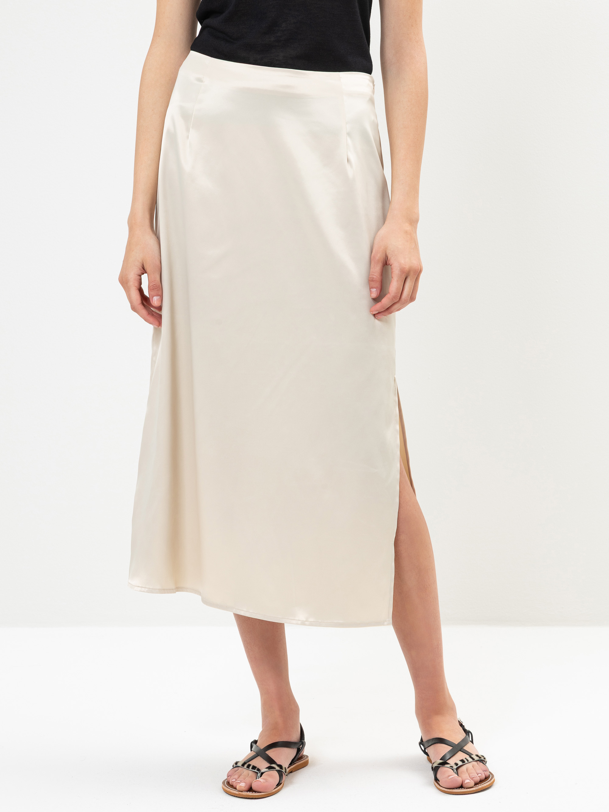 Modell Cece Rock aus Satin