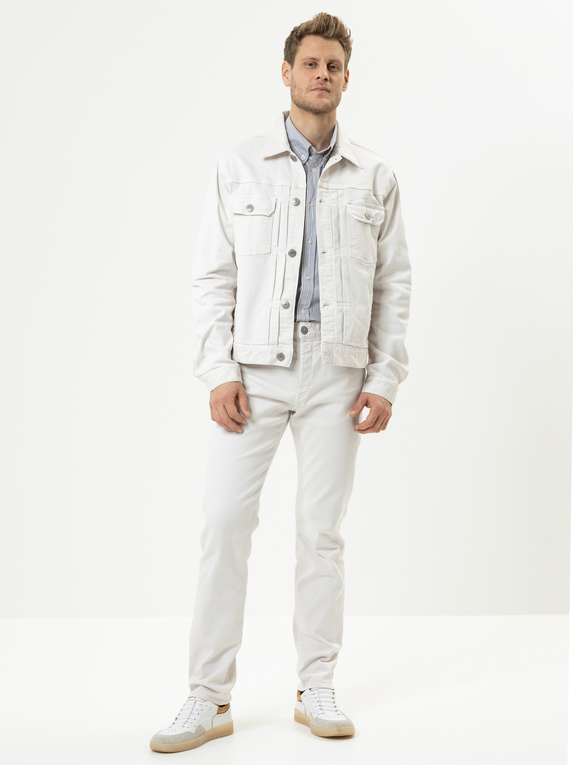 Modell Tyler Tapered Jeans mit Bio-Baumwolle