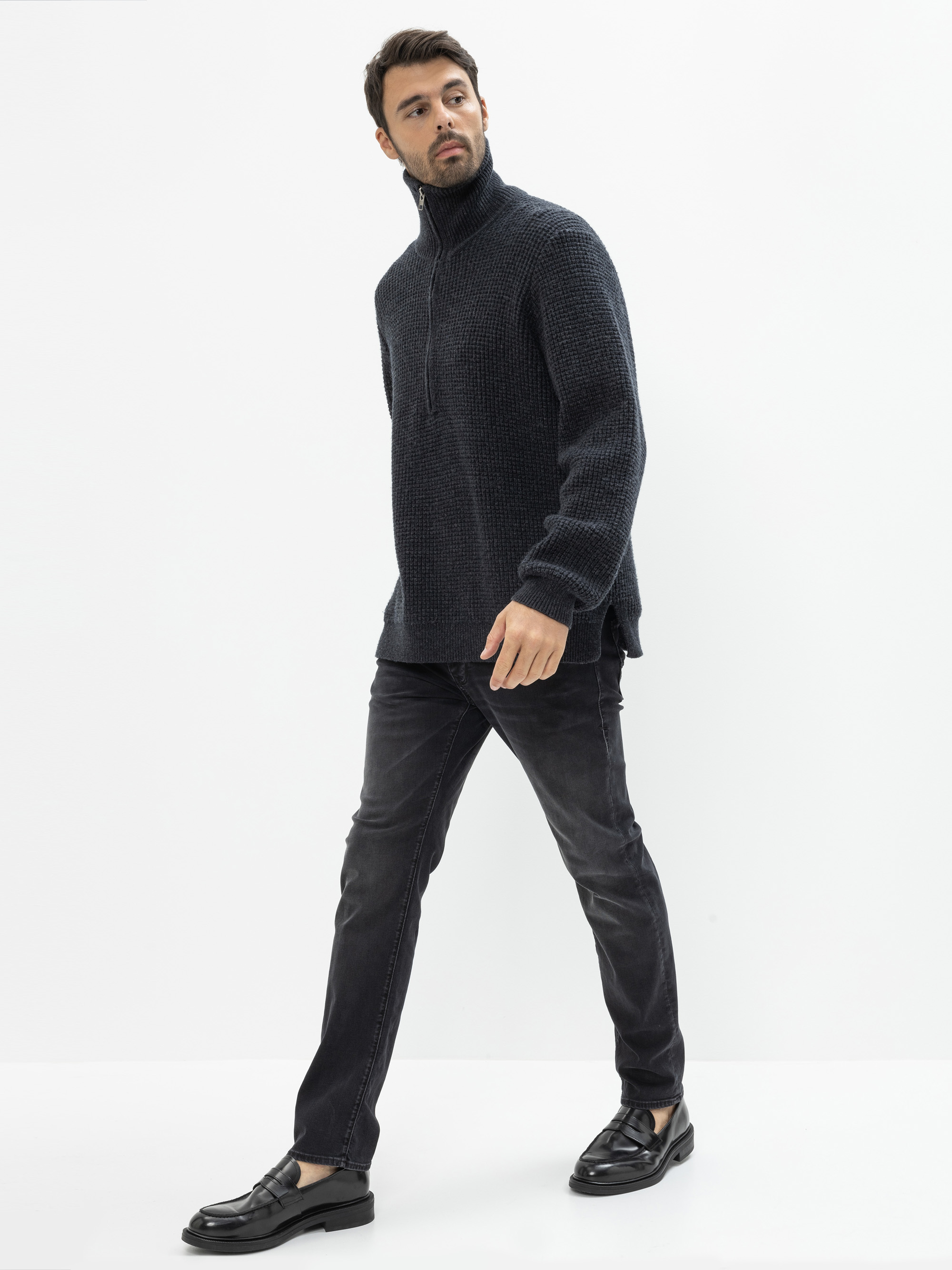 Modell Owen Troyer Pullover