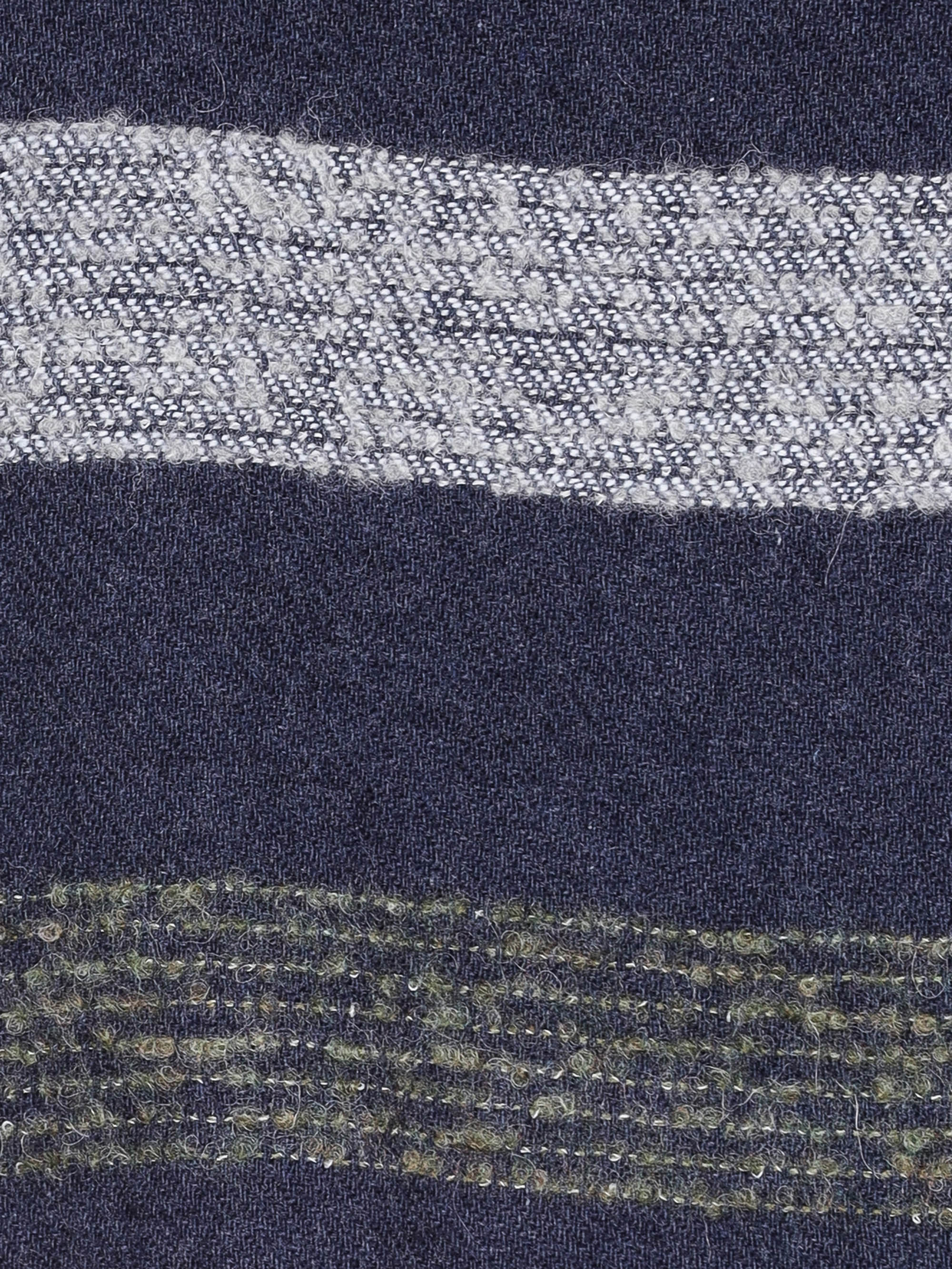 Modell  Isaac Schal mit Streifen