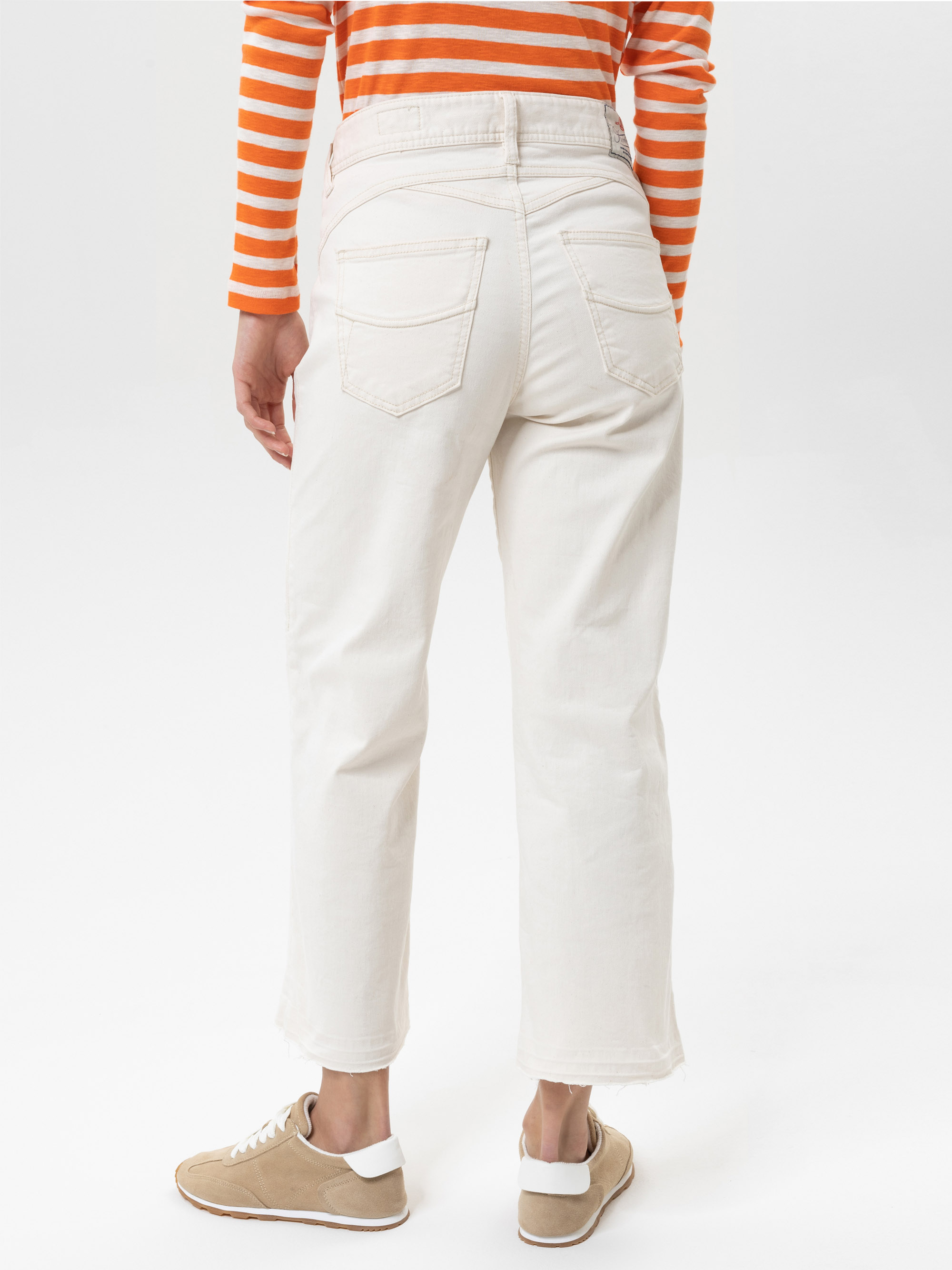 Modell Gila Sailor Cropped Jeans mit Bio-Baumwolle