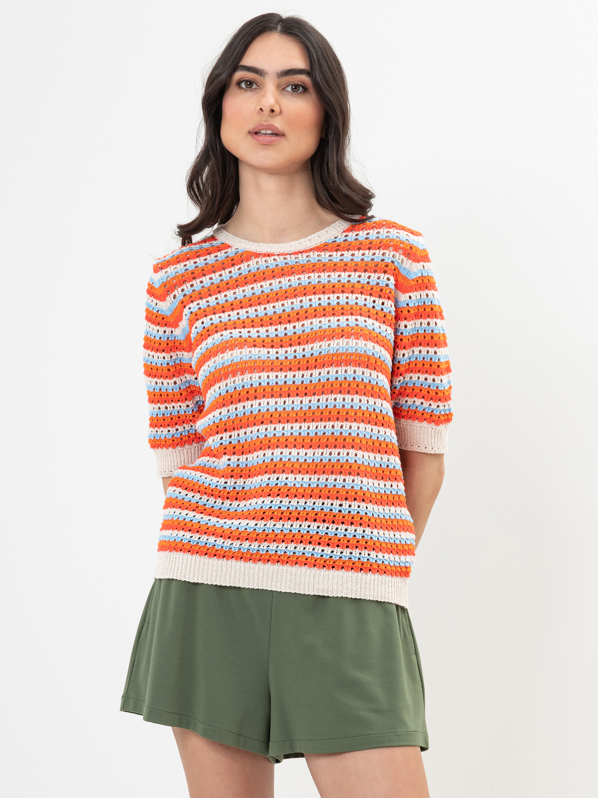 Modell  Laura Ann Lochstrick Pullover