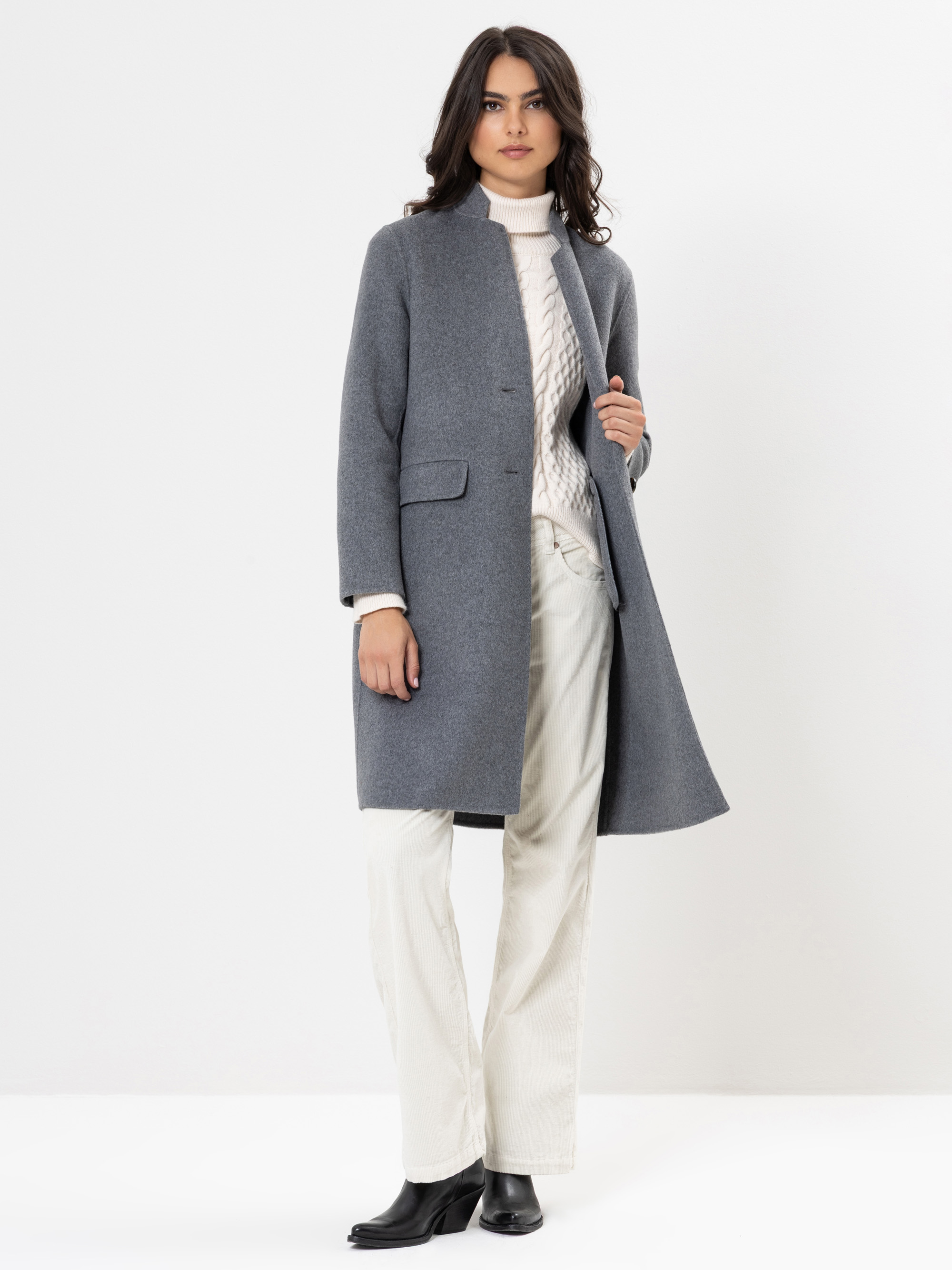 Modell Mariny Mantel aus Woolmix