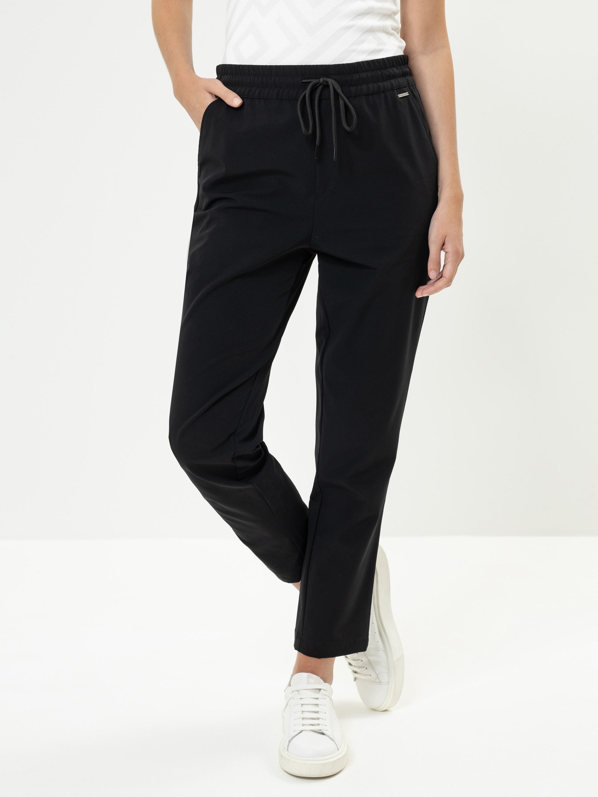 Model Adrea Tech Fibre Slip Pants