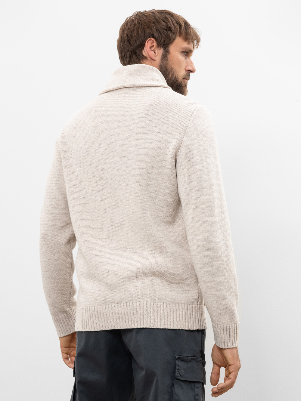 Modell Benno Cardigan mit Schalkragen