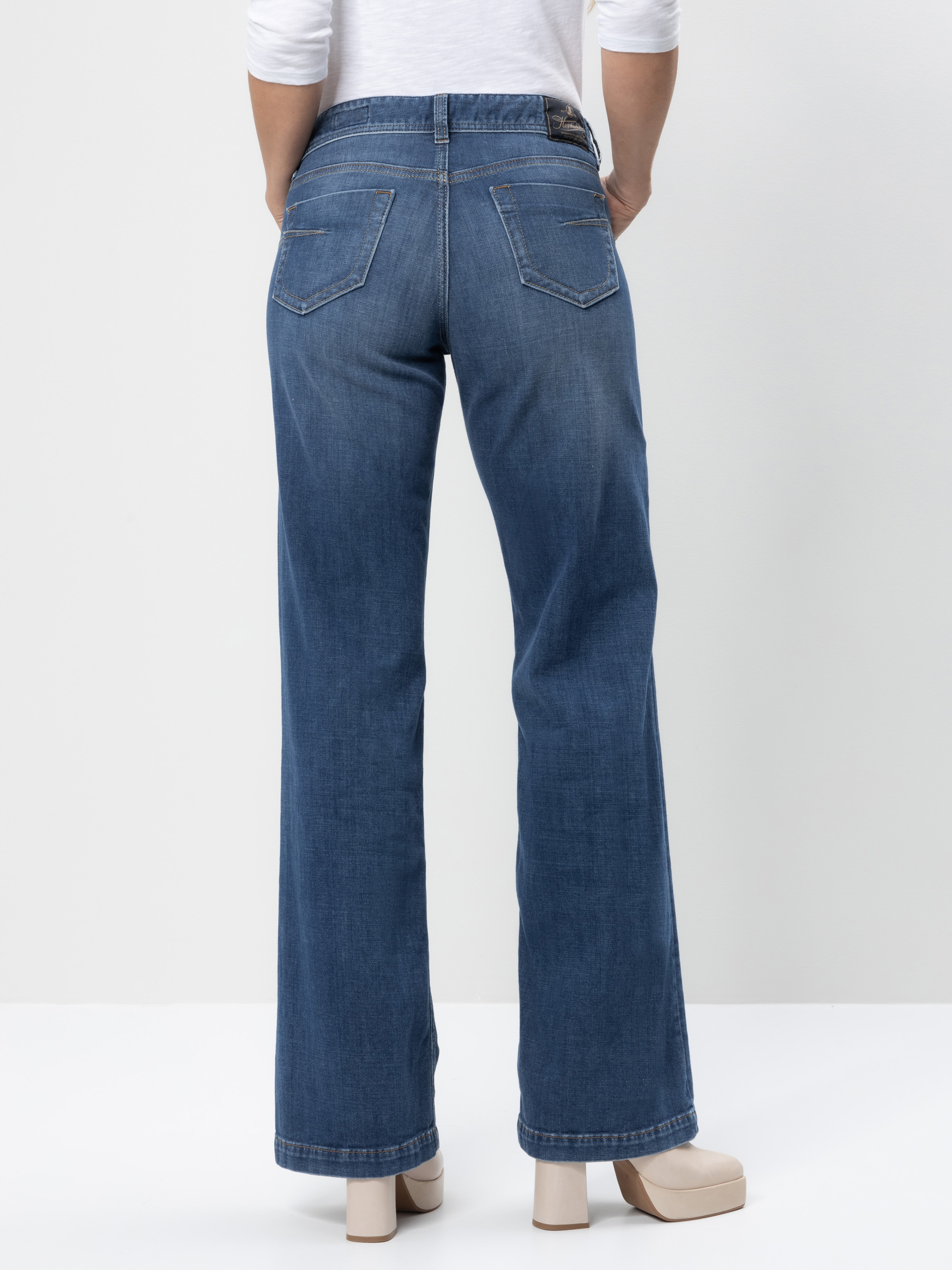 Modell  Edna Flared Jeans mit Cashmere Touch und Bio-Baumwolle