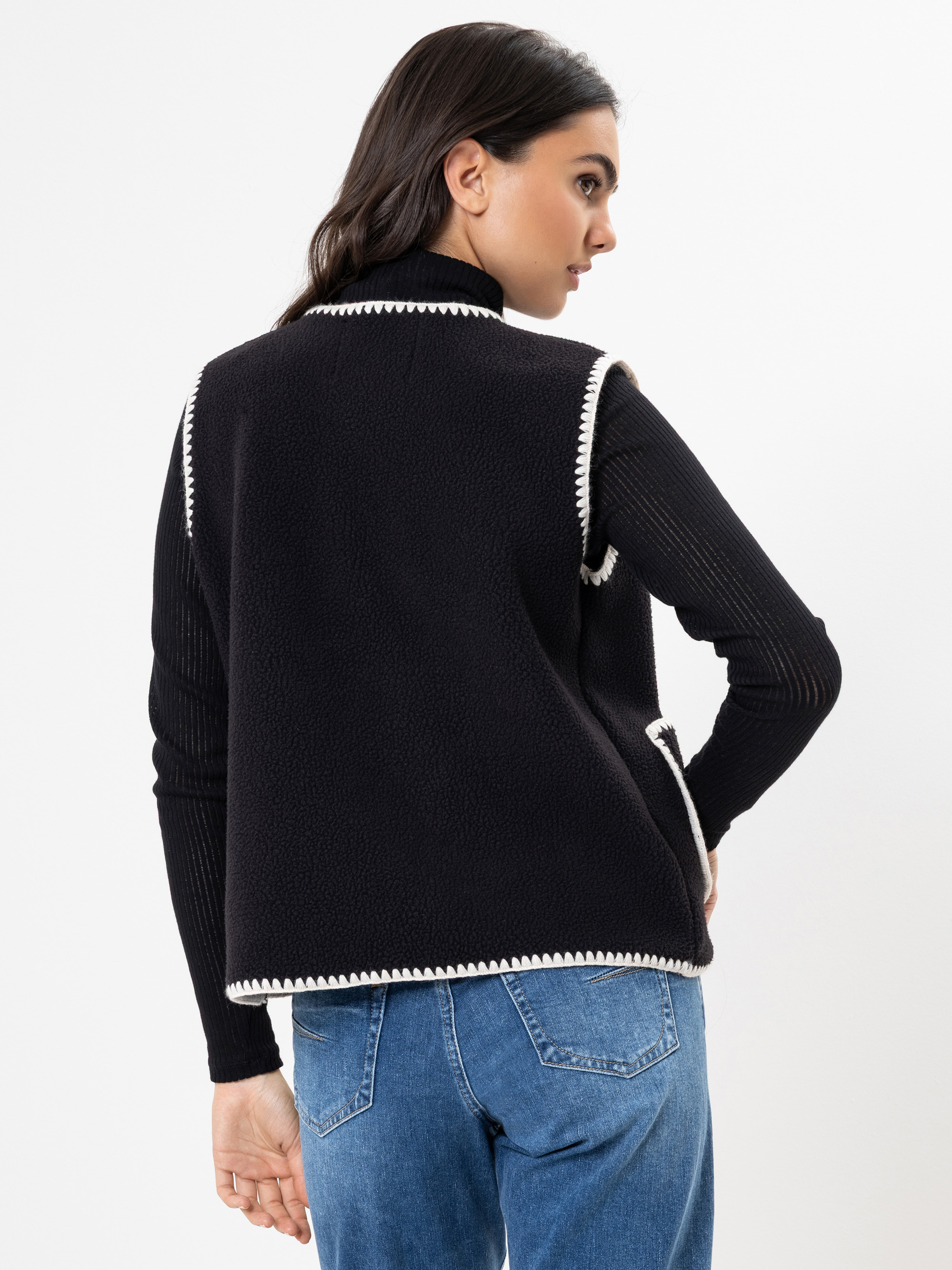 Modell Wika Sherling Weste aus veganem Leder