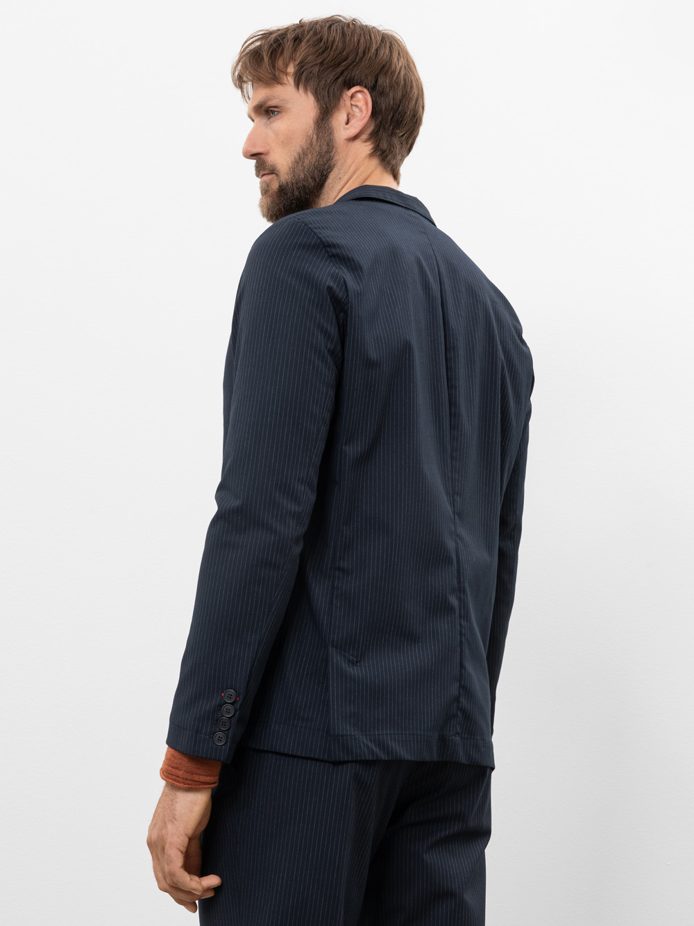 Modell Mark Sakko mit Nadelstreifen