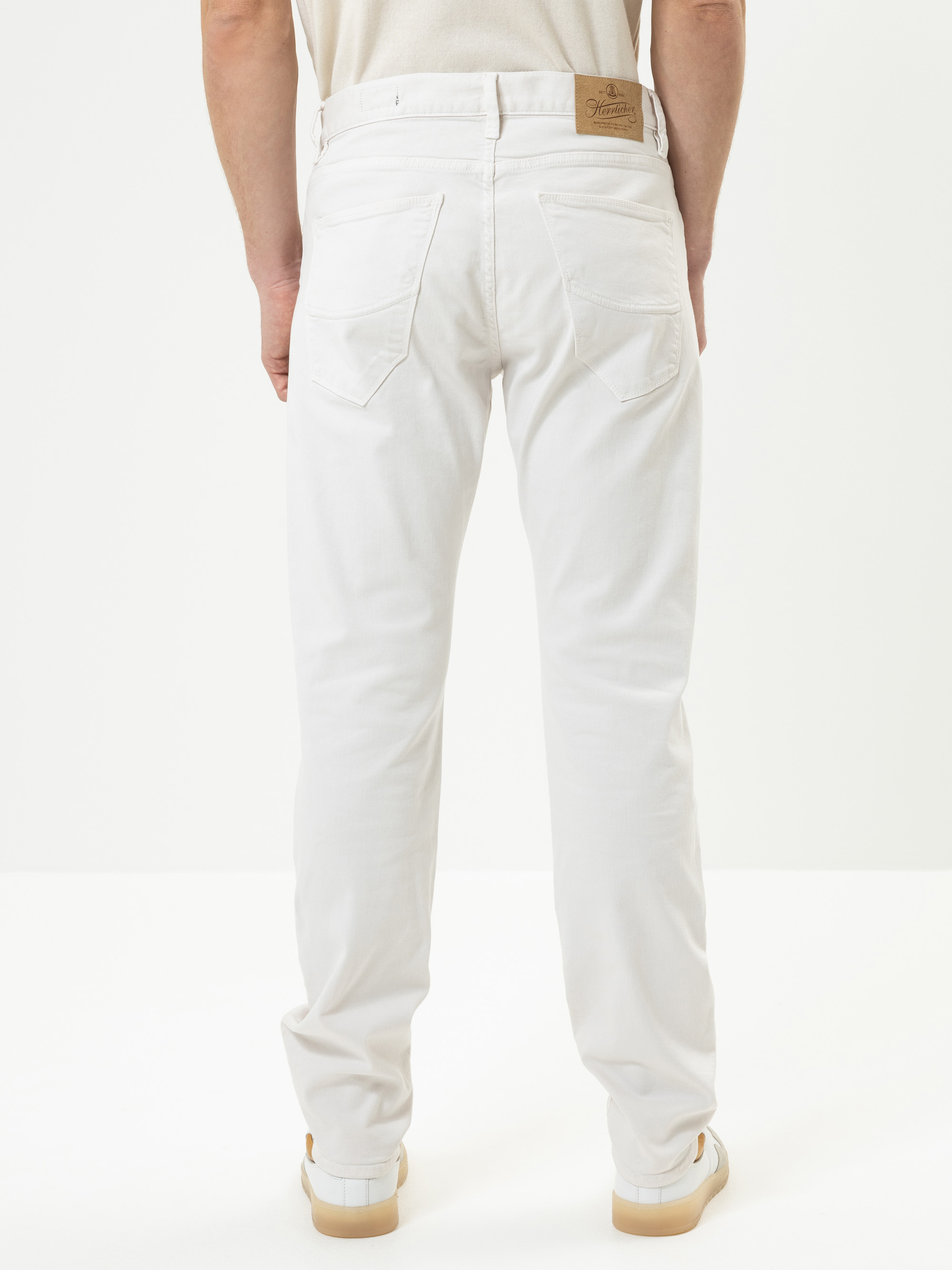 Modell Tyler Tapered Jeans mit Bio-Baumwolle