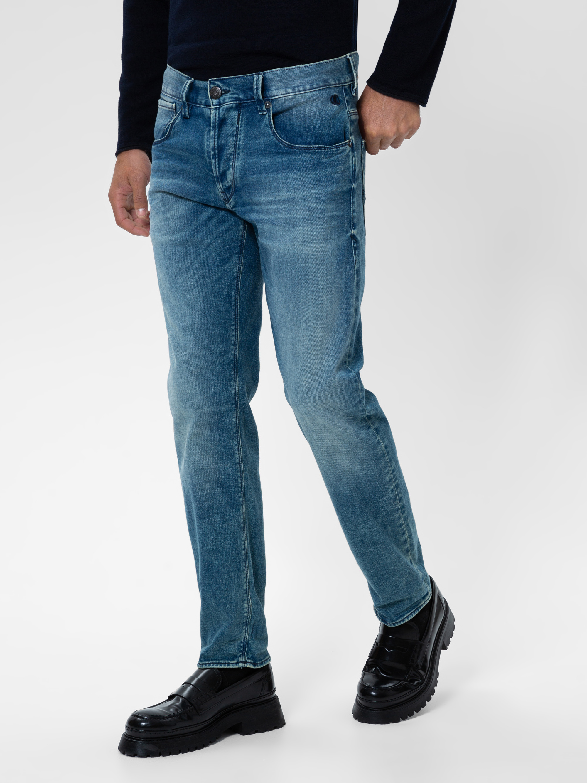 Modell Hero Straight Jeans Cashmere Touch mit Bio-Baumwolle