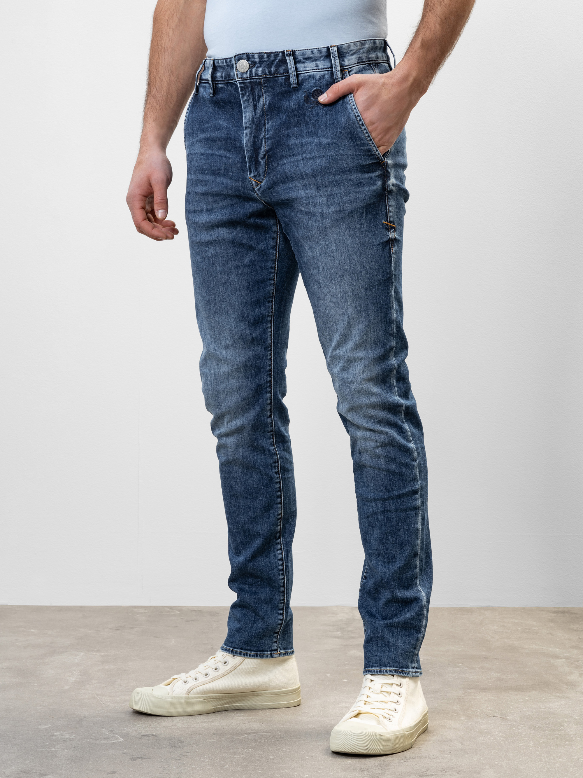 Modell Iver Wurschti Chinohose aus Denim