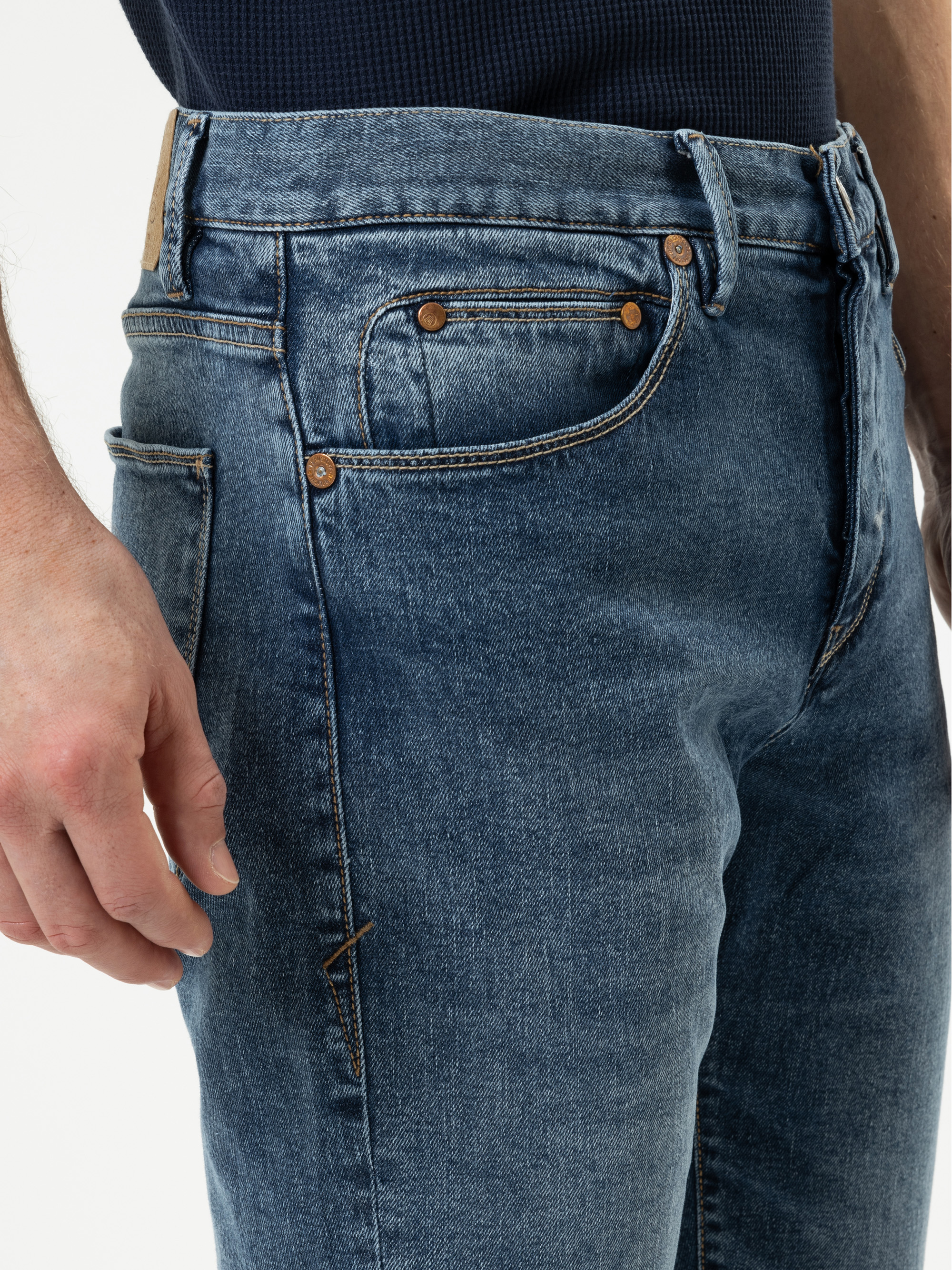 Modell Tyler Tapered Jeans mit recycelter Baumwolle