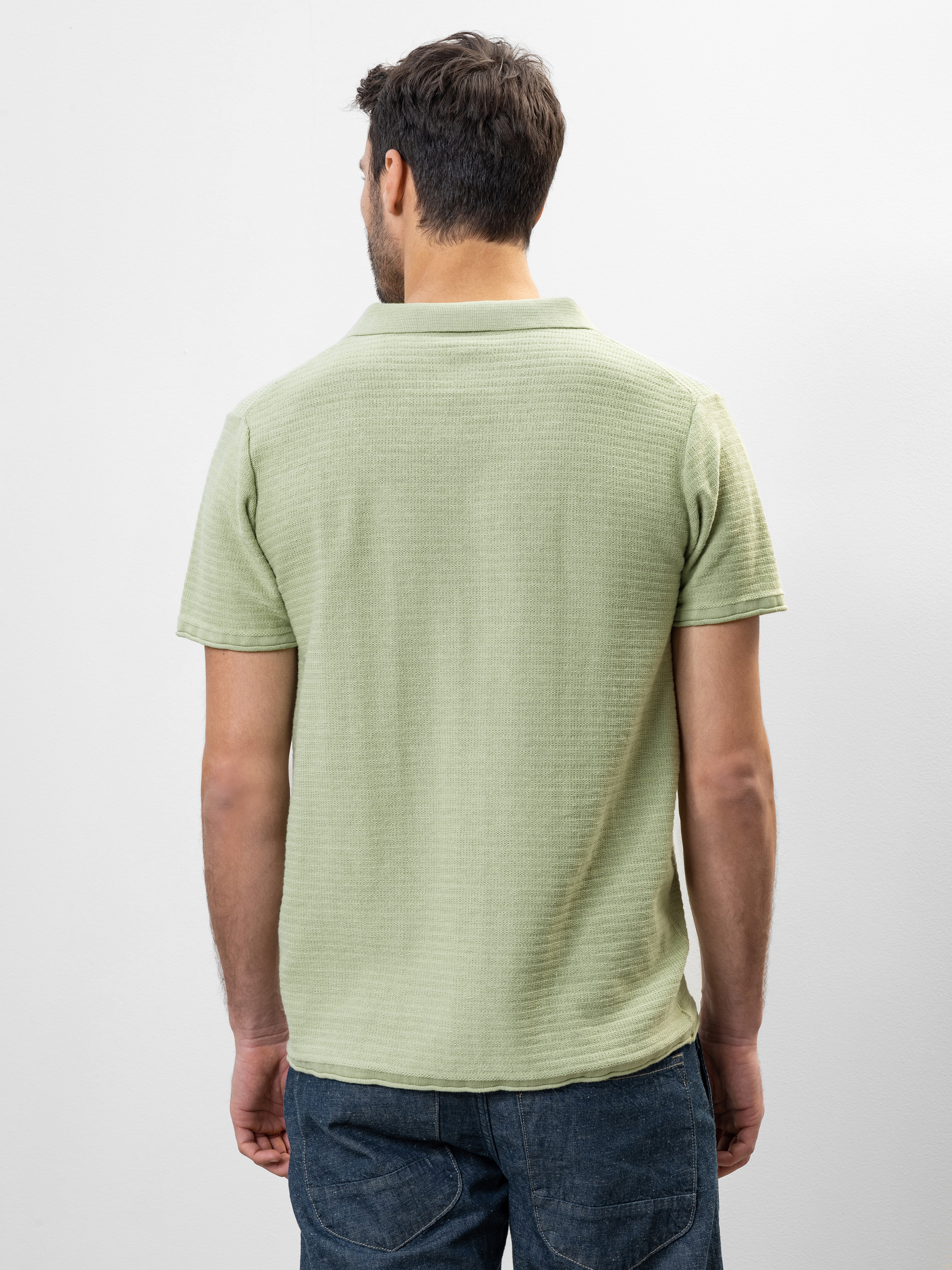 Modell Til Poloshirt aus gerippter Baumwolle