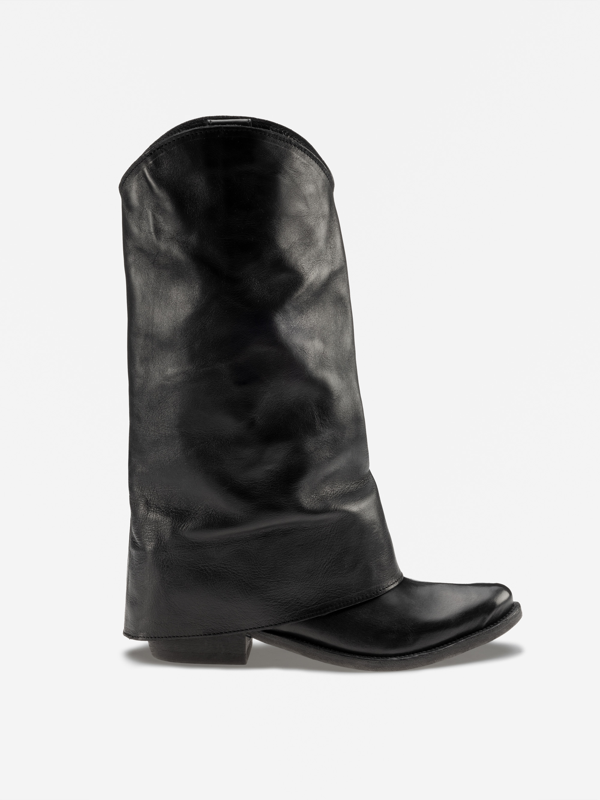 Modell THE MONOLITH Stulpenstiefel