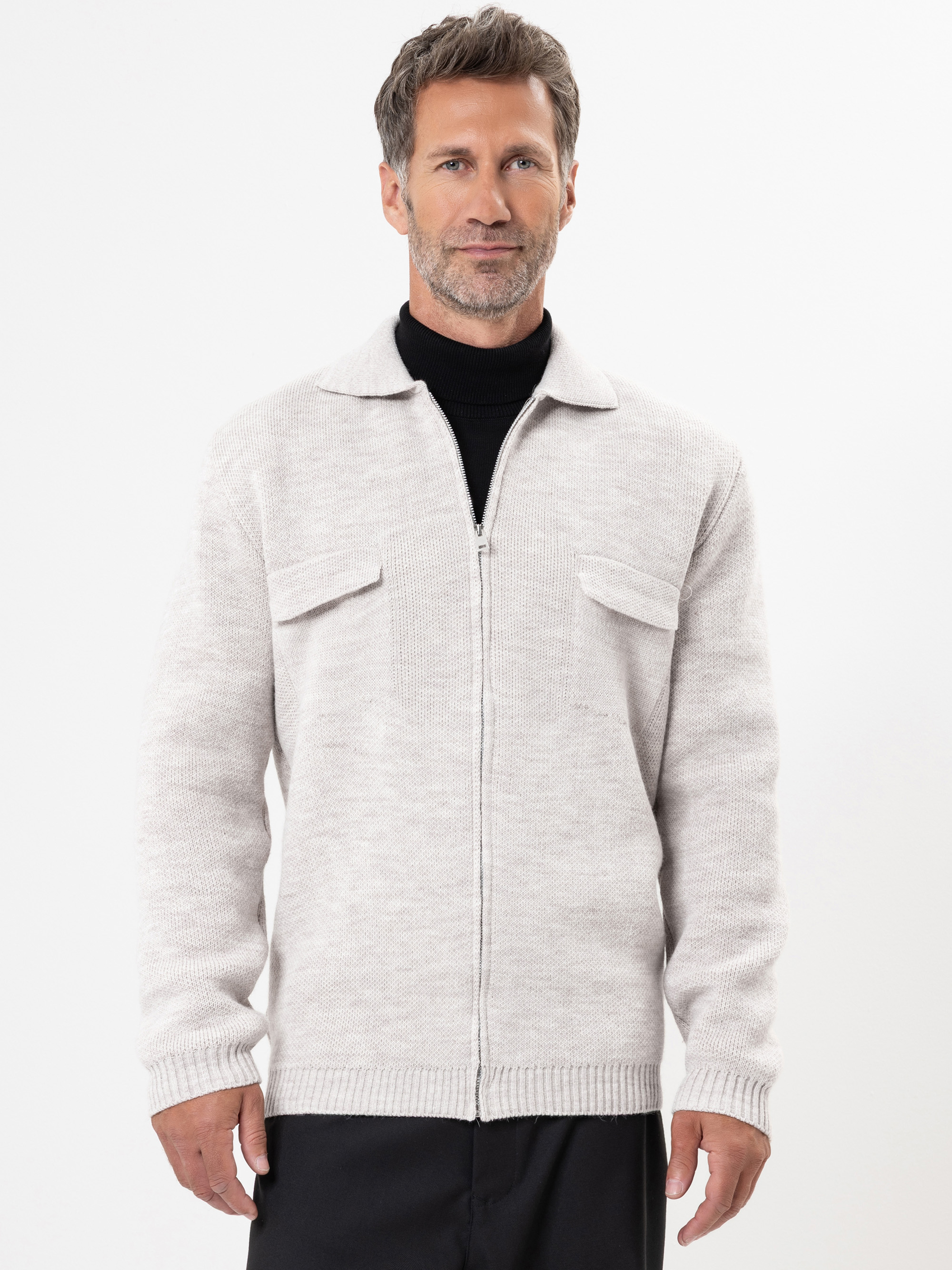Modell  Kirk Cardigan mit Wolle