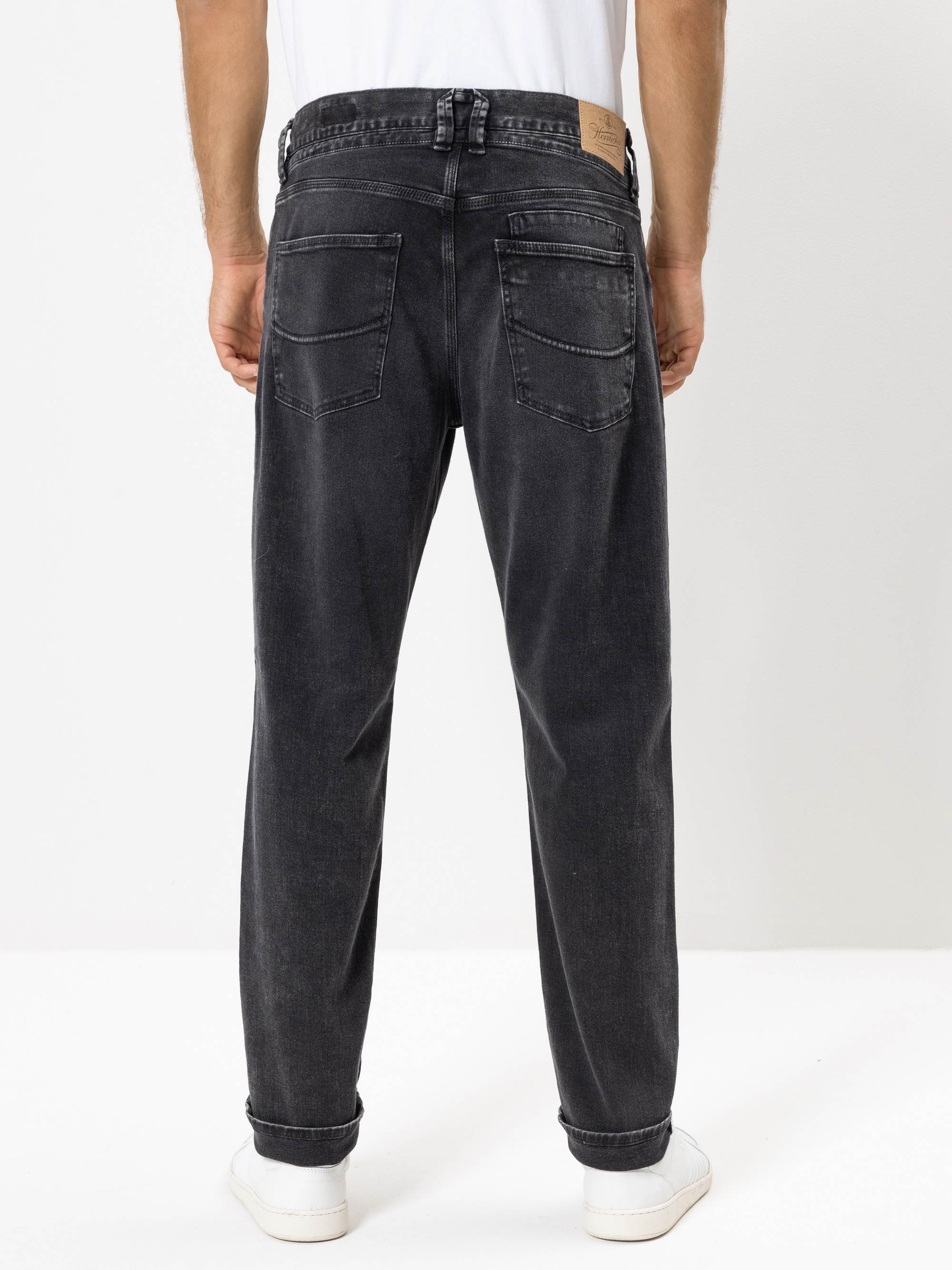 Modell Tucker Cashmere Touch Jeans mit Bio-Baumwolle