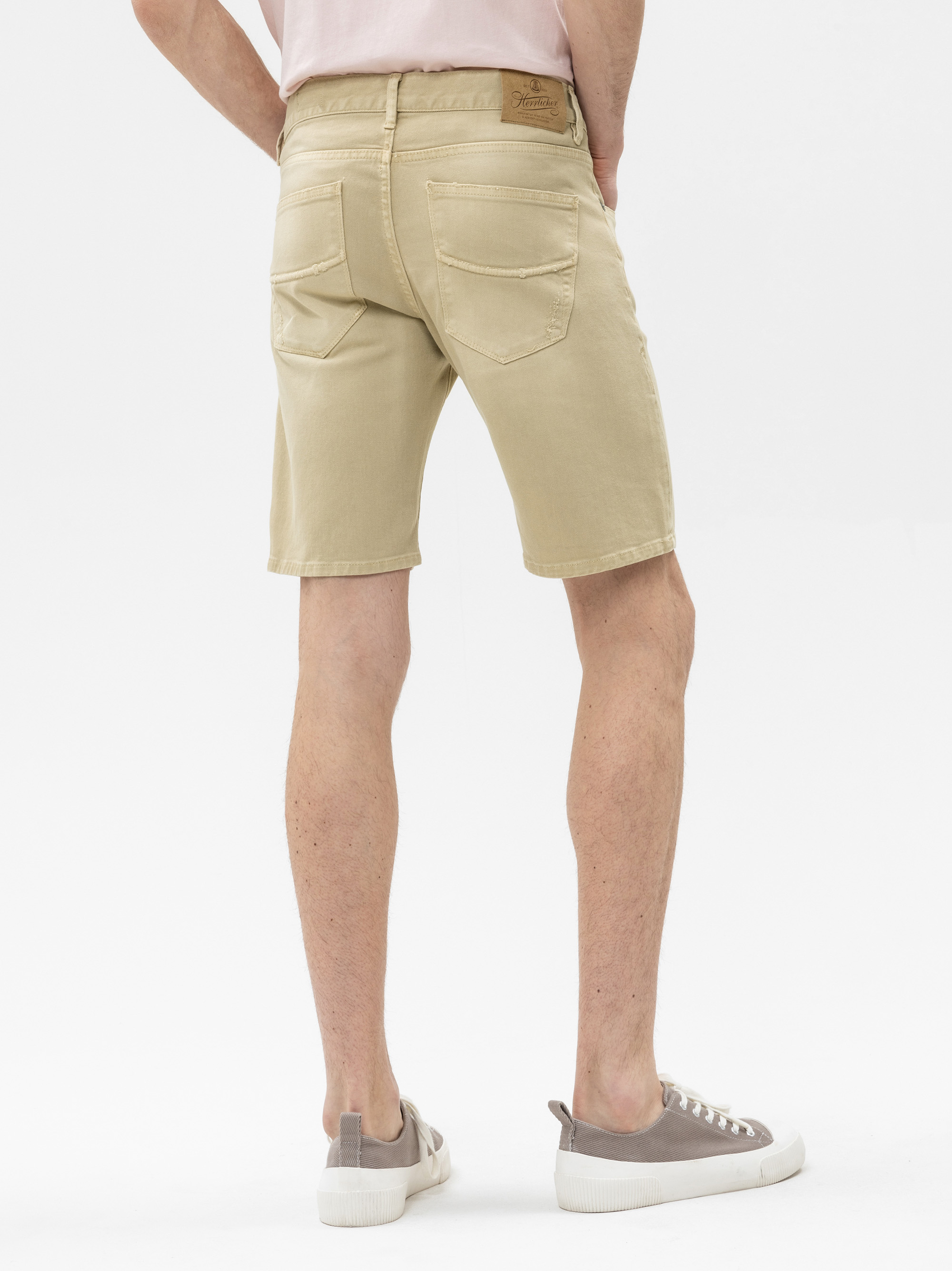 Modell Tyler Tapered Shorts mit Bio-Baumwolle