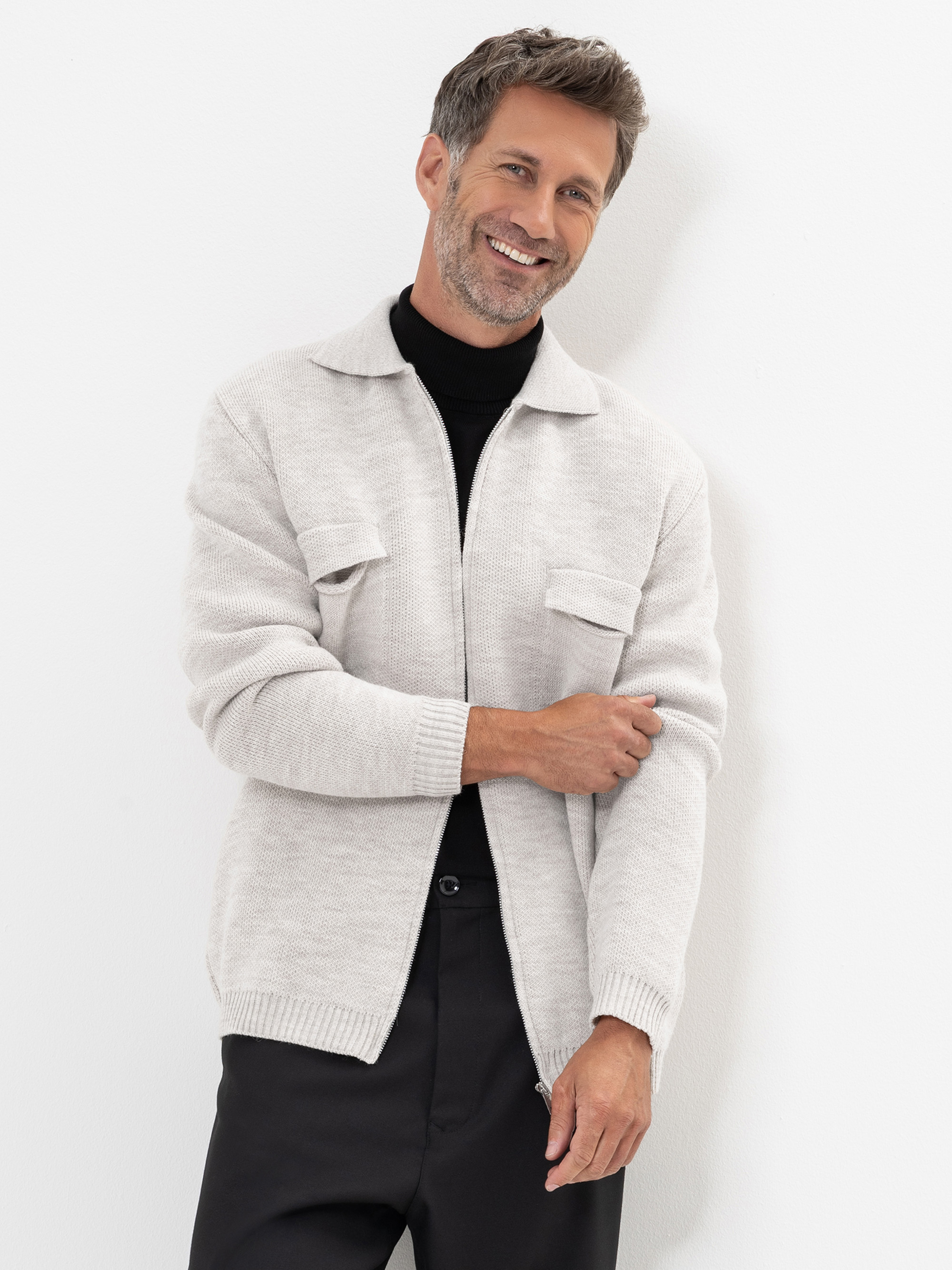 Modell  Kirk Cardigan mit Wolle