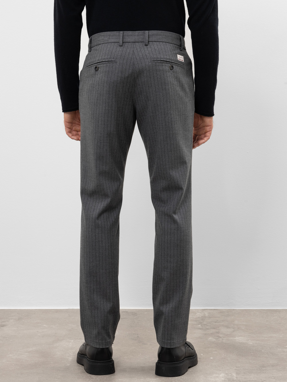 Modell  Iver Chinohose mit Nadelstreifen