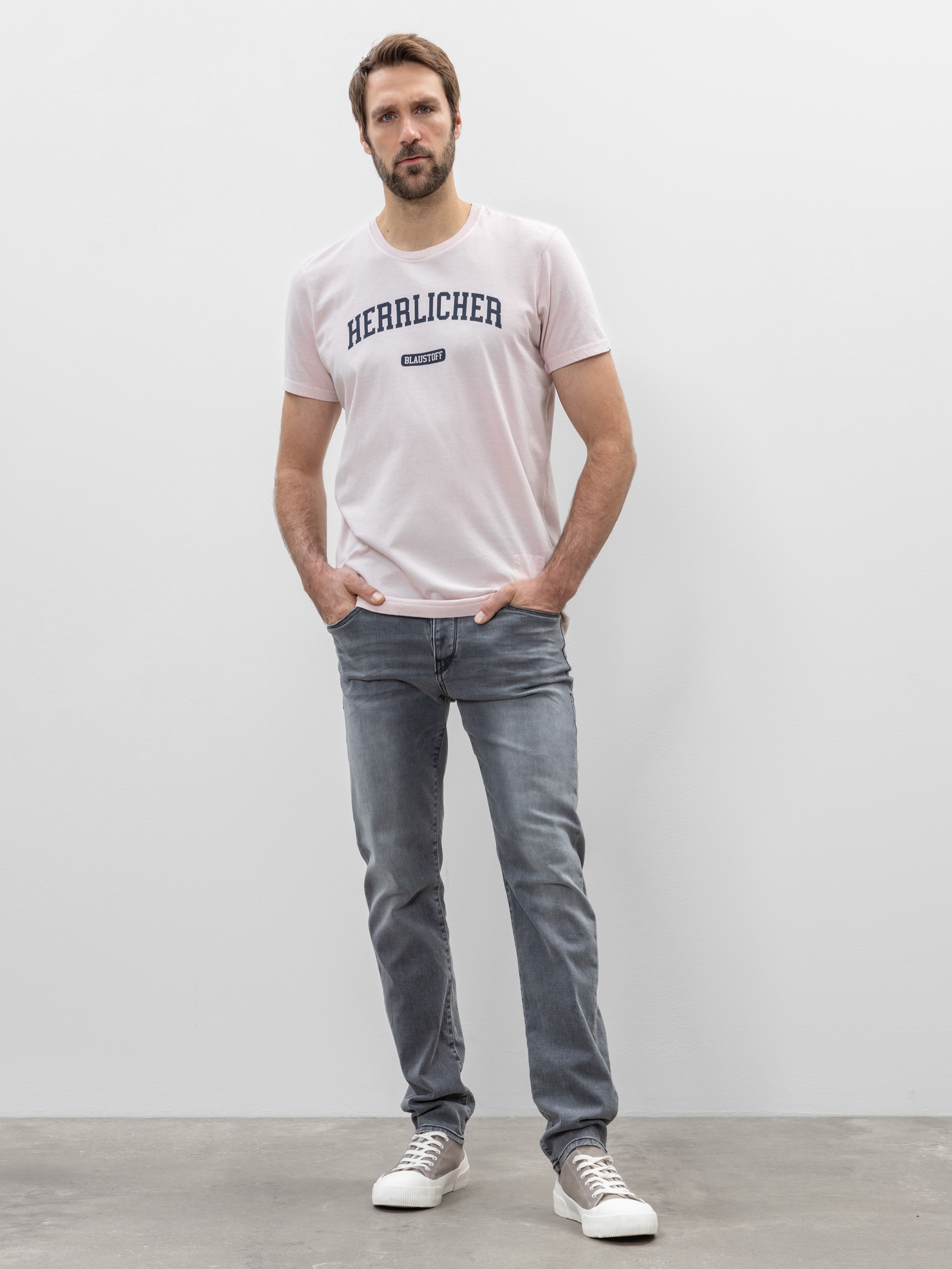 Modell Tyler Tapered Jeans mit Bio-Baumwolle
