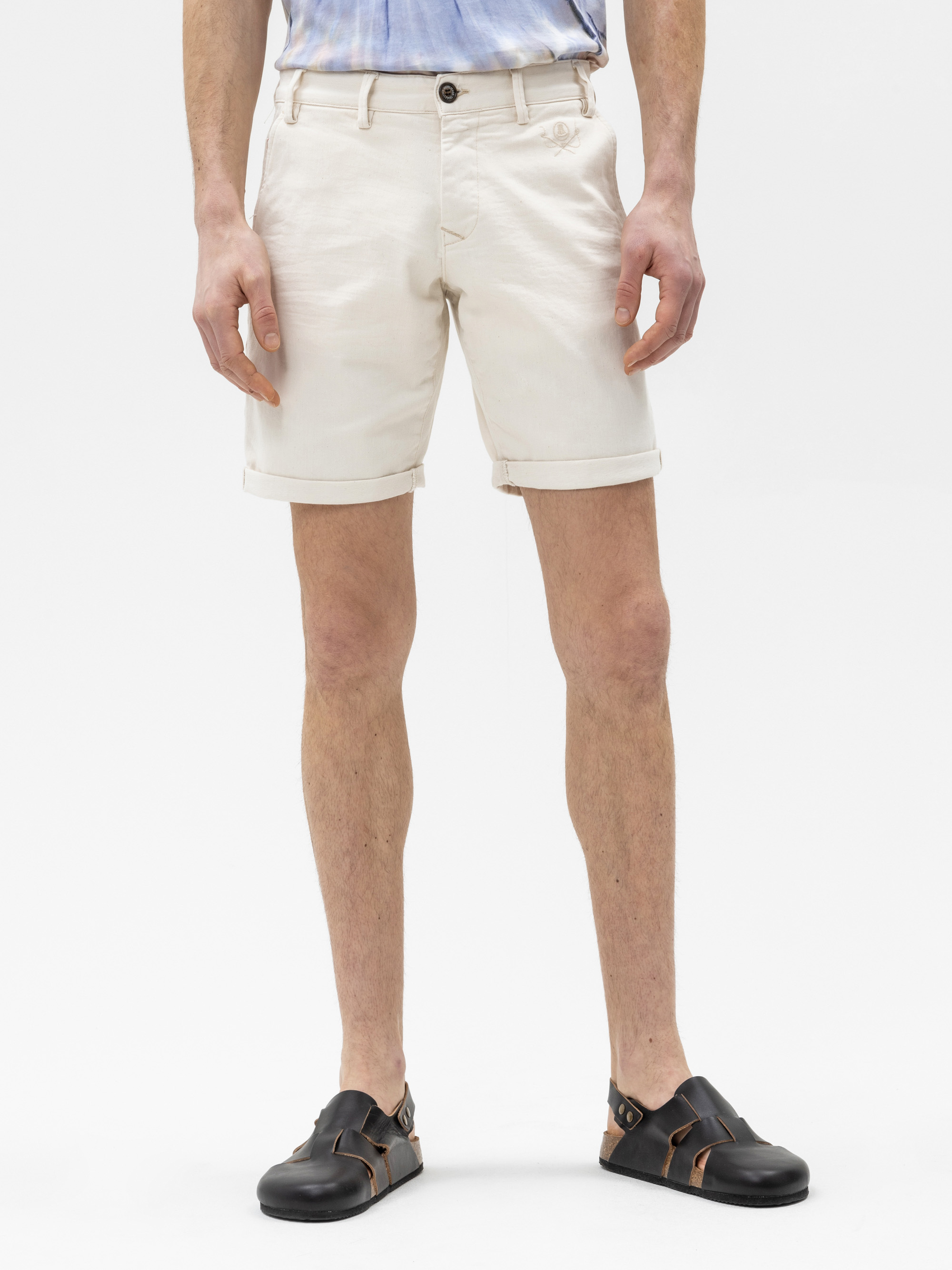 Modell  Iver Chinoshorts mit Bio-Baumwolle