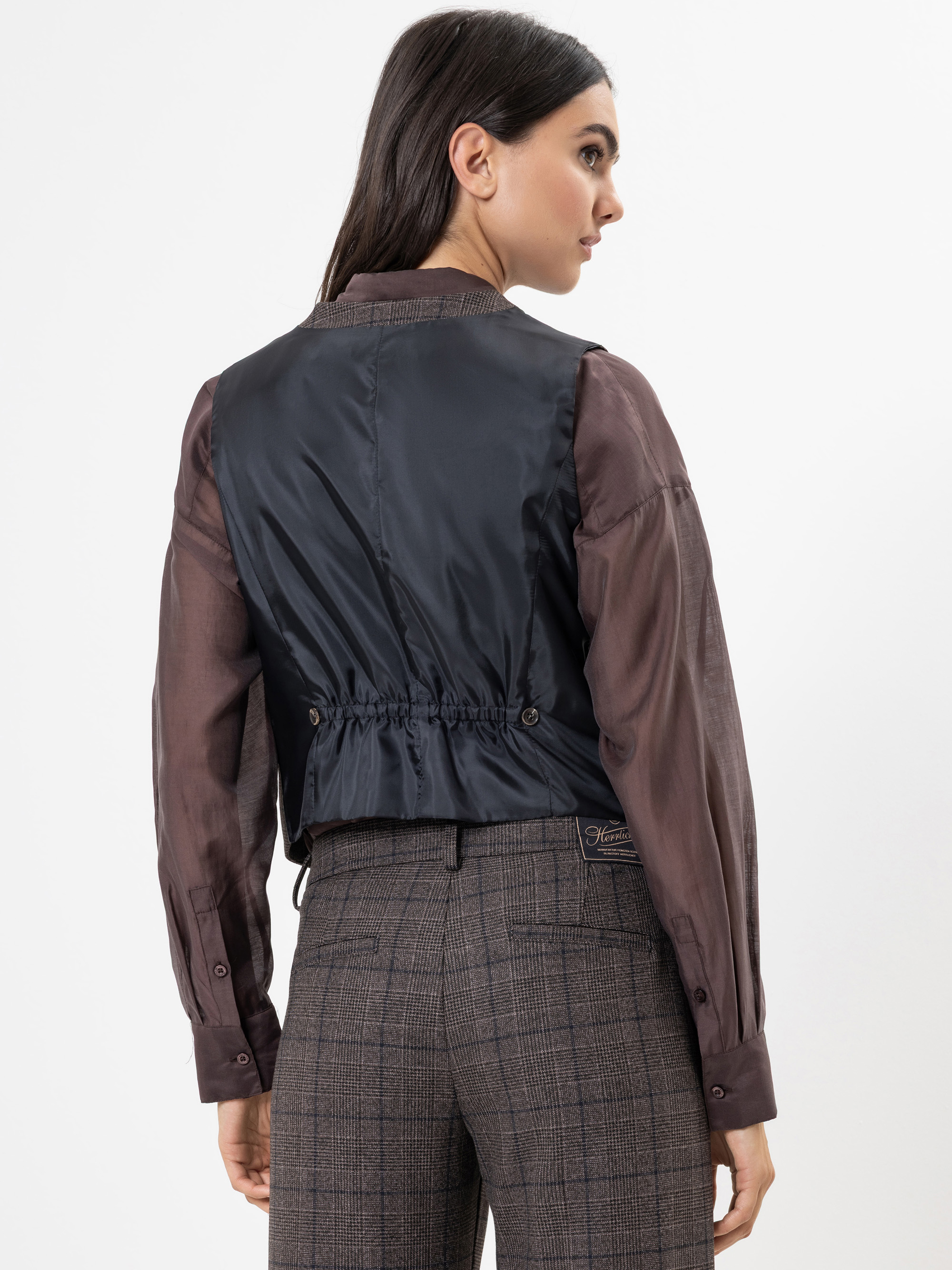 Modell Henrietta Weste