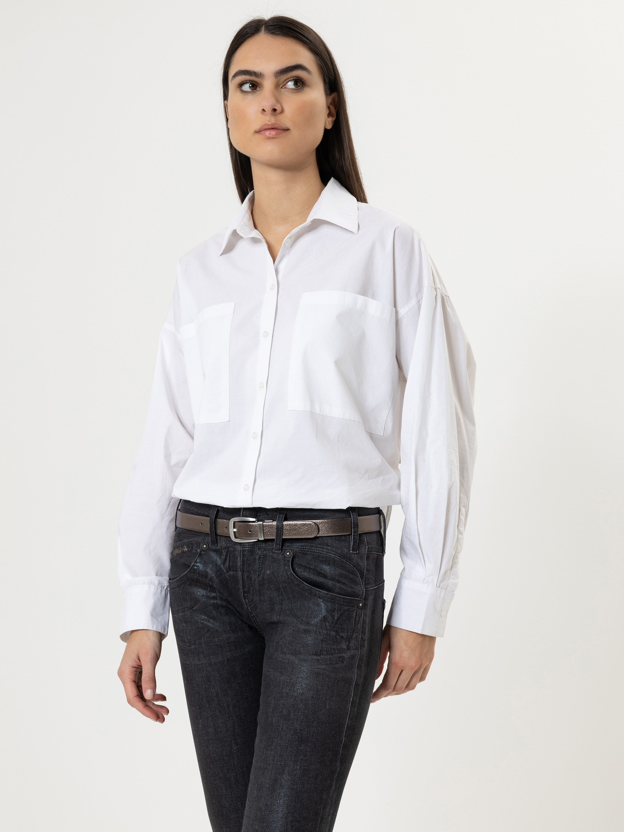 Modell Myla Ledergürtel im Metalliclook